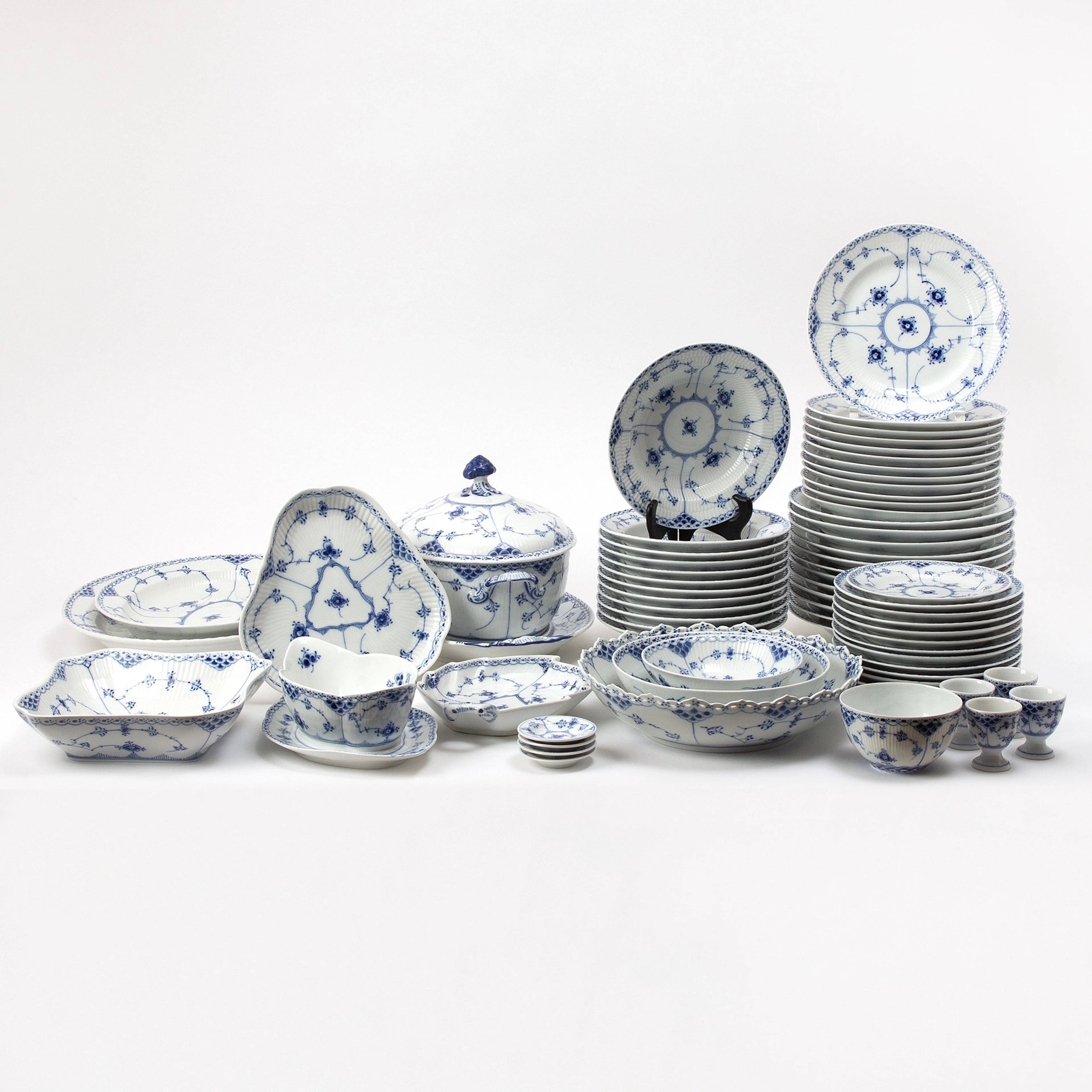 MATSERVIS. 68 delar, "Musselmalet", porslin, Royal Copenhagen.