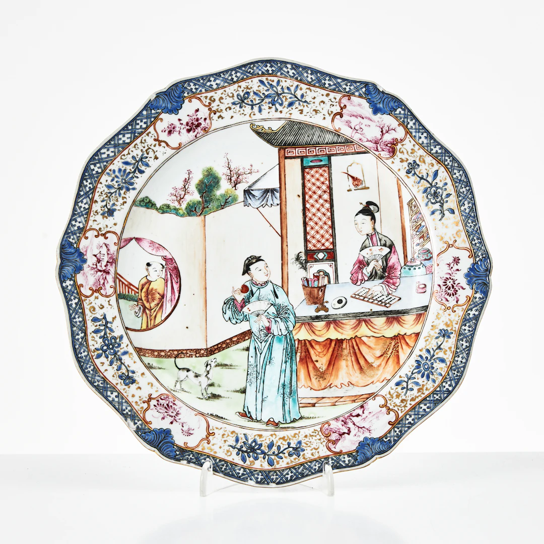 TALLRIK, porslin, Kina, Qianlong (1736-1795), konturerad bräm, dekor