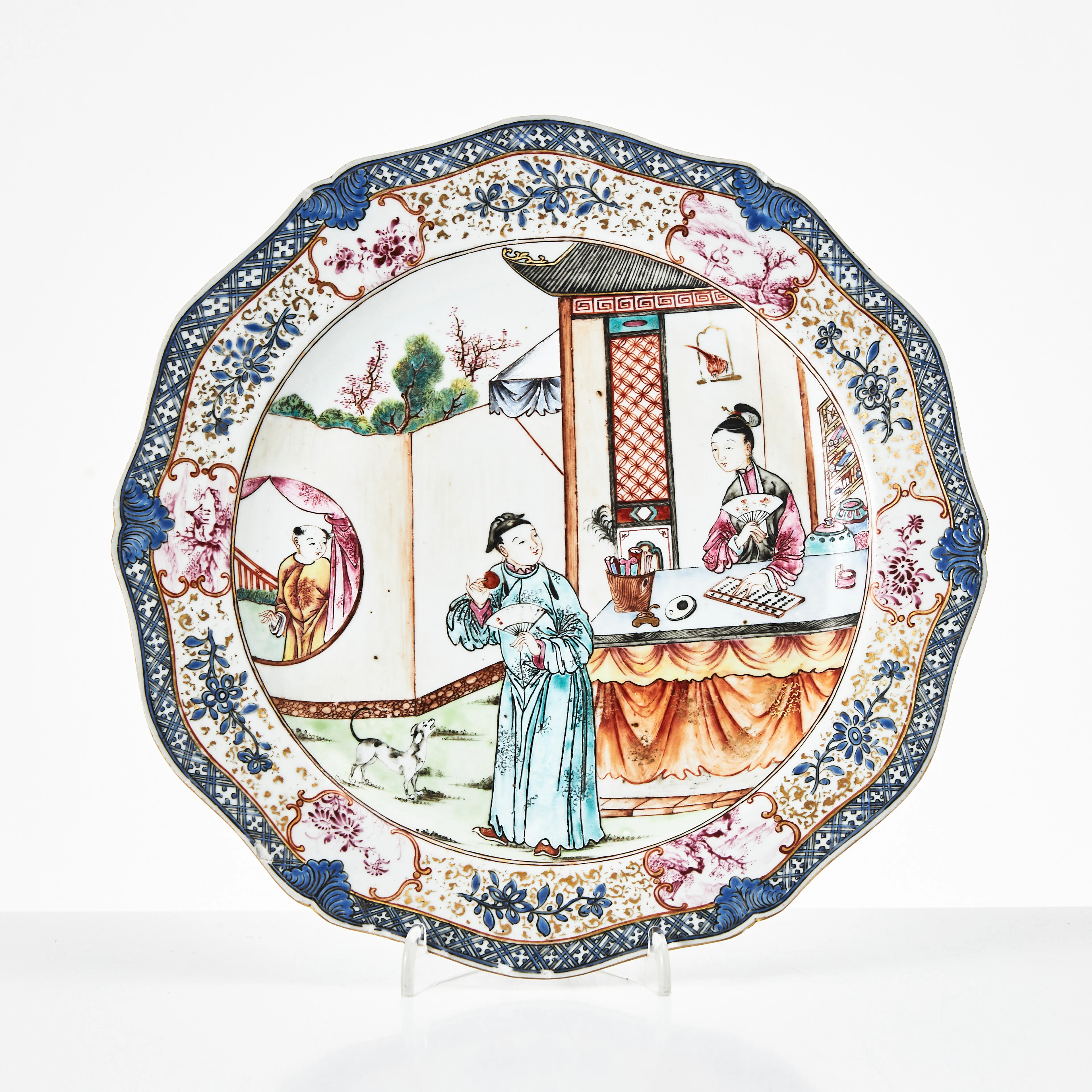 TALLRIK, porslin, Kina, Qianlong (1736-1795), konturerad bräm, dekor