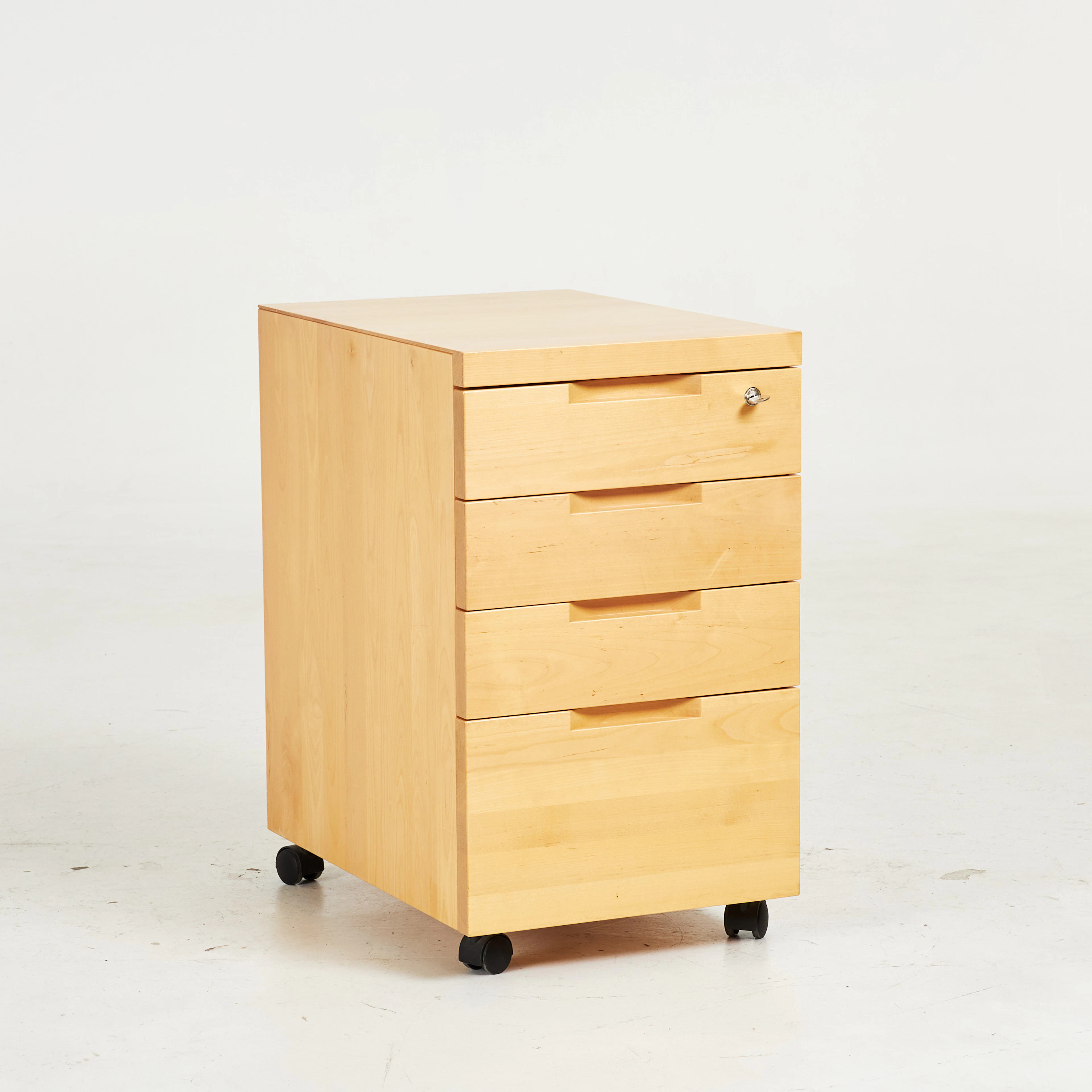 ALVAR AALTO. Hurts, fanérad i björk, för Artek, fyra utdragslådor, märkt.