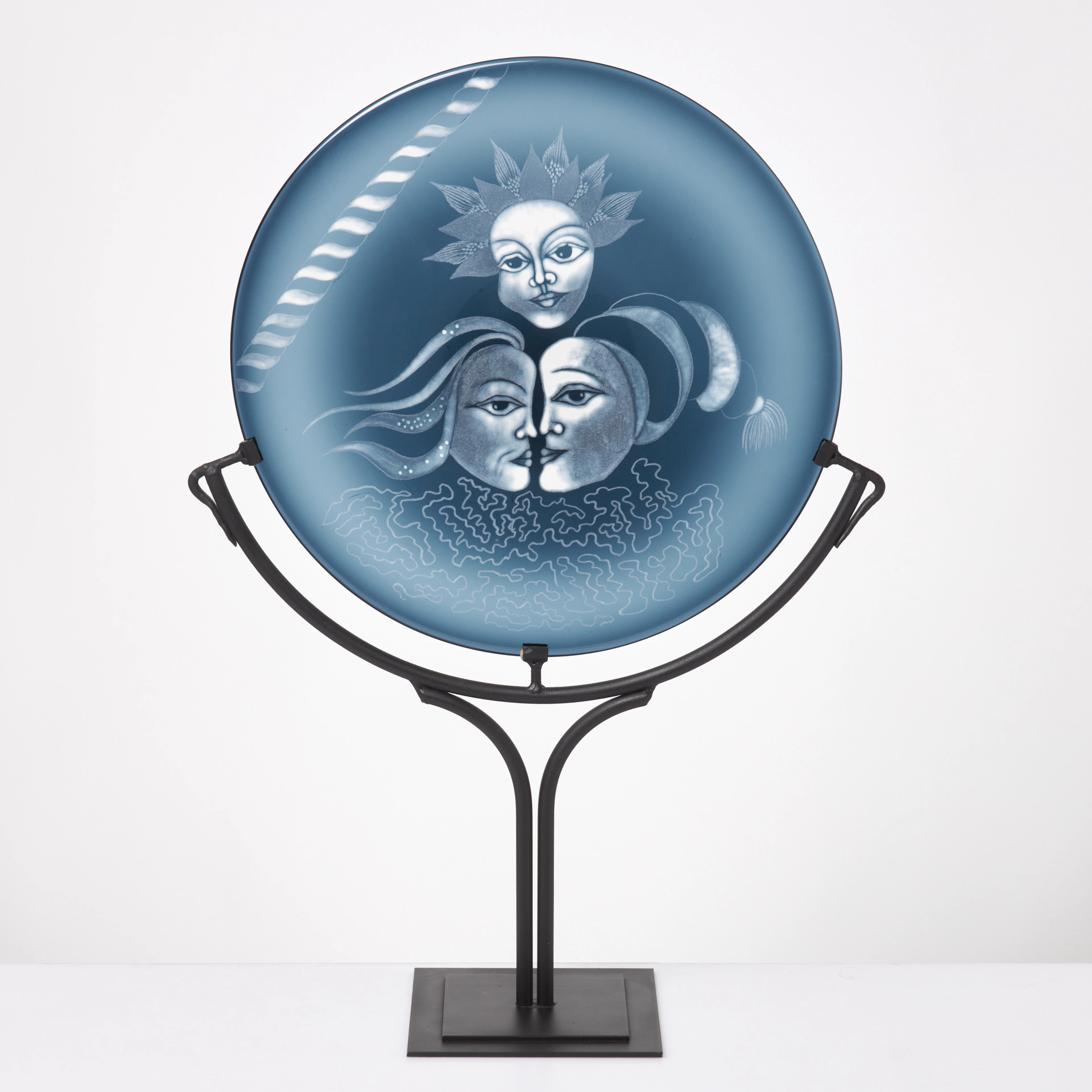 SKULPTUR, Glas, slipad etsad dekor av ansikten, stativ i lackerad
