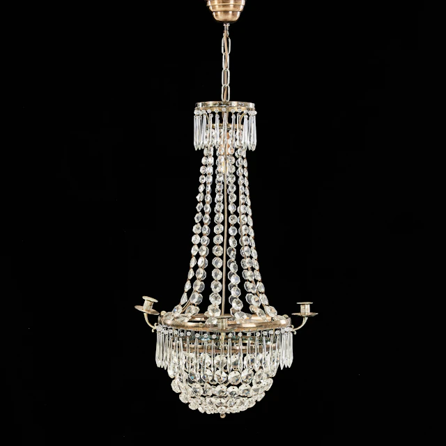 LJUSKRONA, empirestil, omkring 1900, för 3 ljus, behängd med prismor