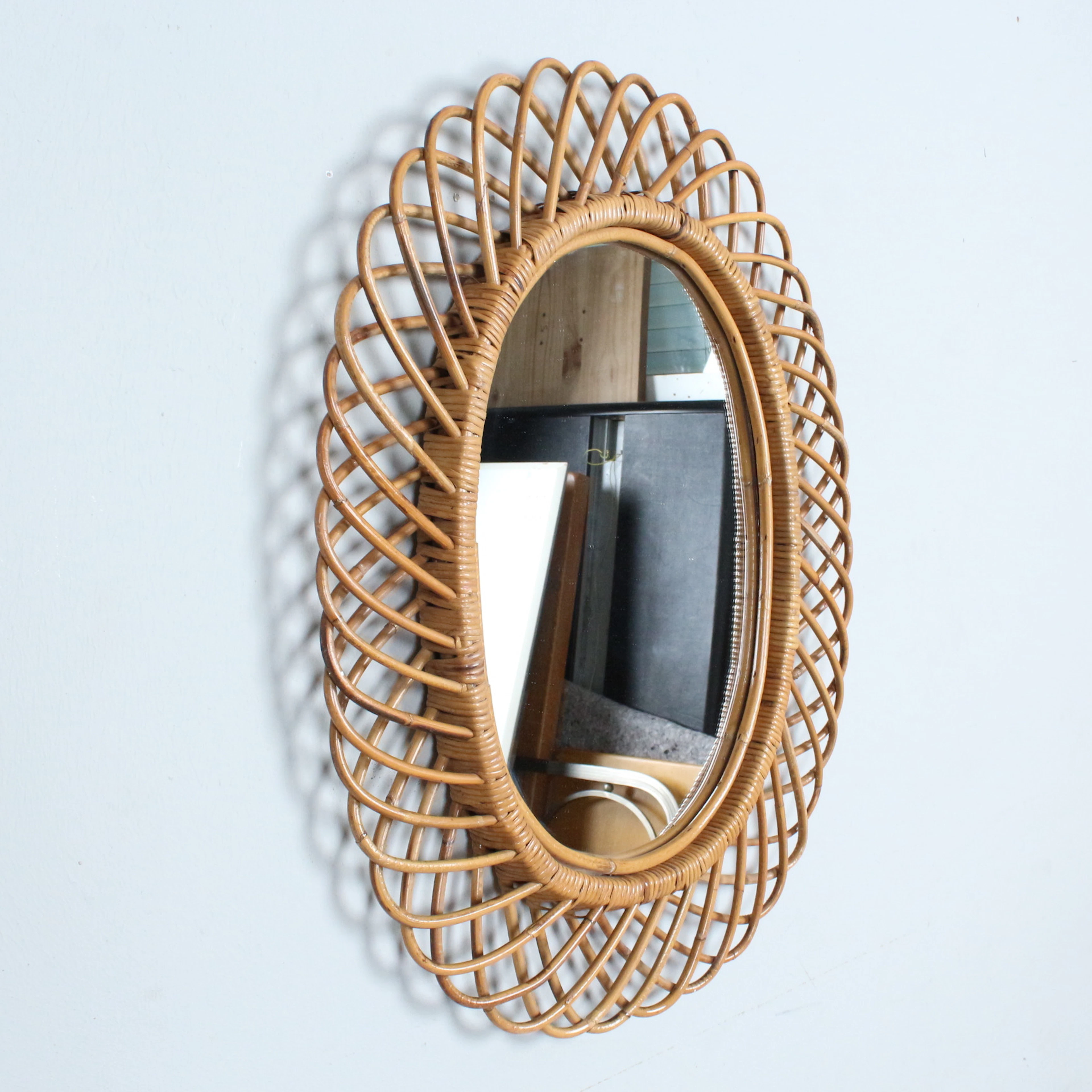 FRANCO ALBINI. Ovaler '' Sunburst '' Spiegel, Italien, 1960er Jahre.