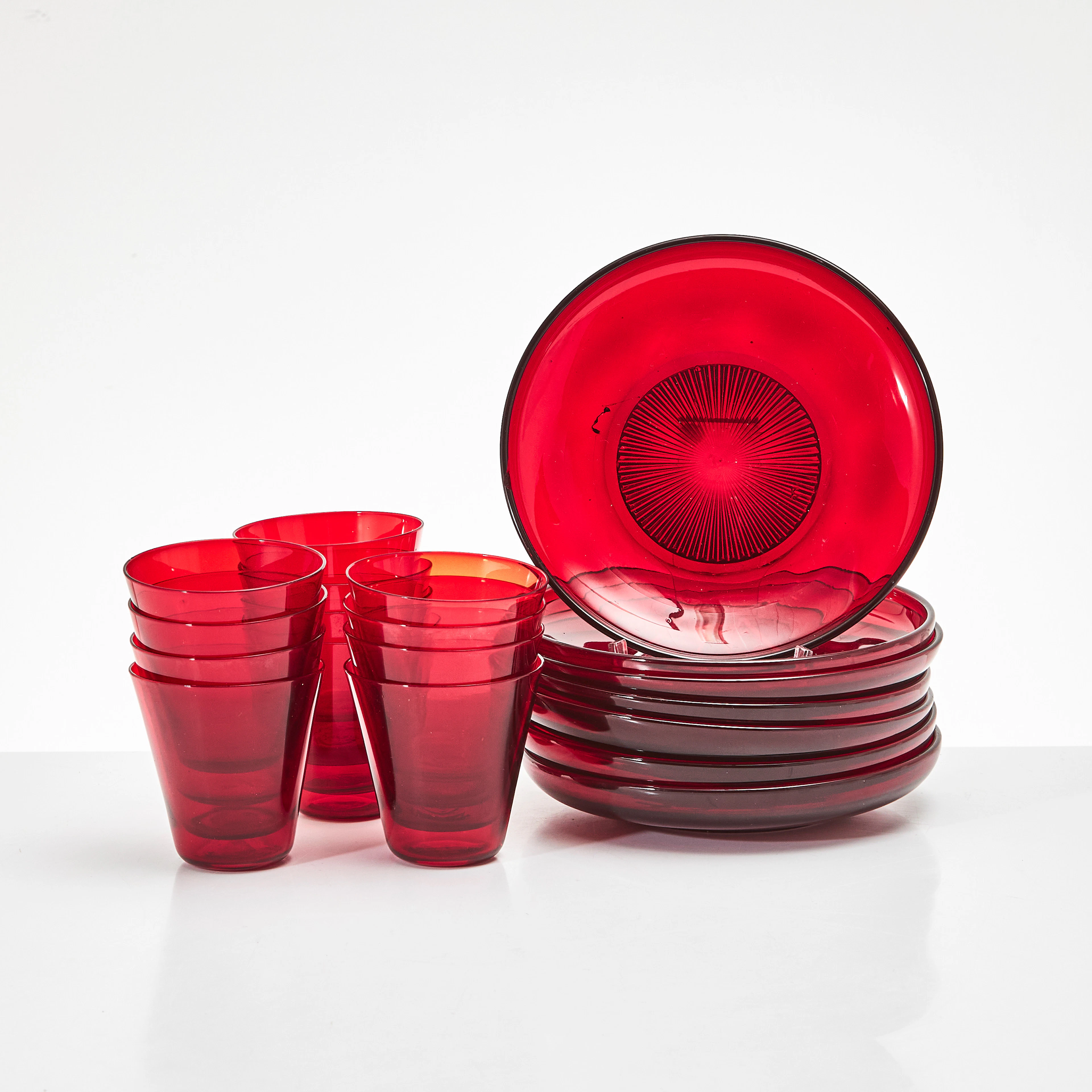 REIJMYRE, rött glas, 1900-tal, 11 dricksglas, 6 assietter.