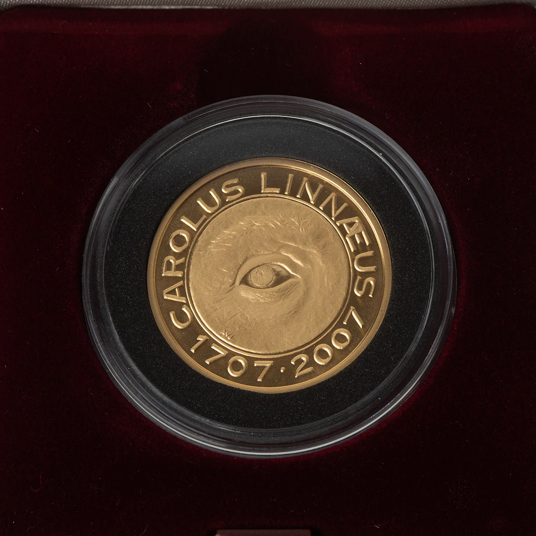 MINNESMYNT, 21,6K guld, 2000 kr, "Carl von Linné 1707-2007".