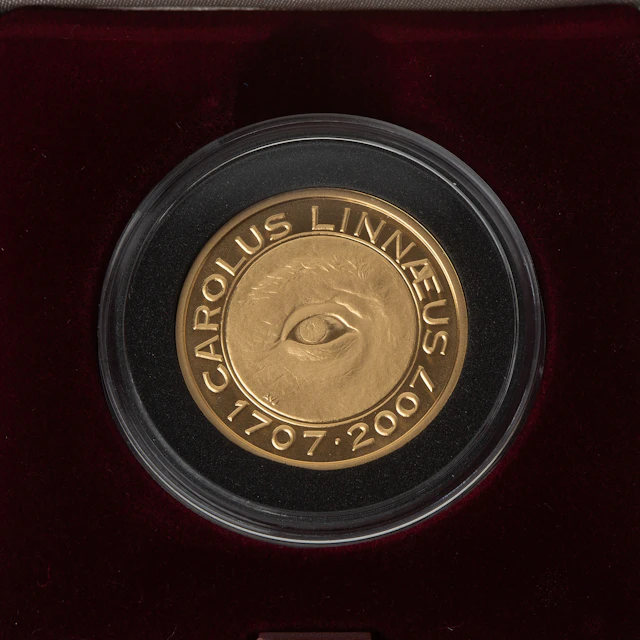 MINNESMYNT, 21,6K guld, 2000 kr, "Carl von Linné 1707-2007".