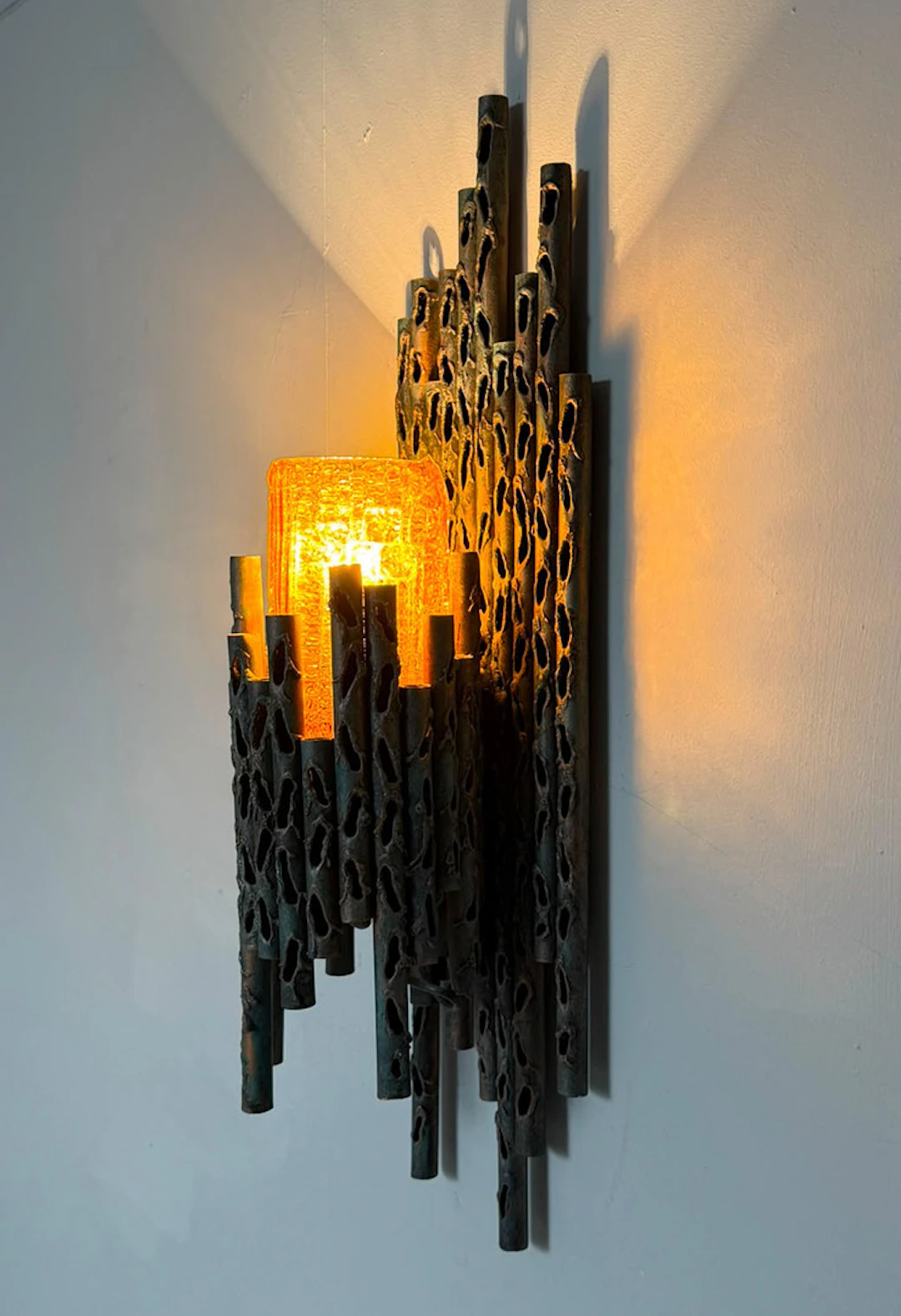 MARCELLO FANTONI. Brutalistische Wandleuchte/Wandlampe, Italien, 1970er Jahre.