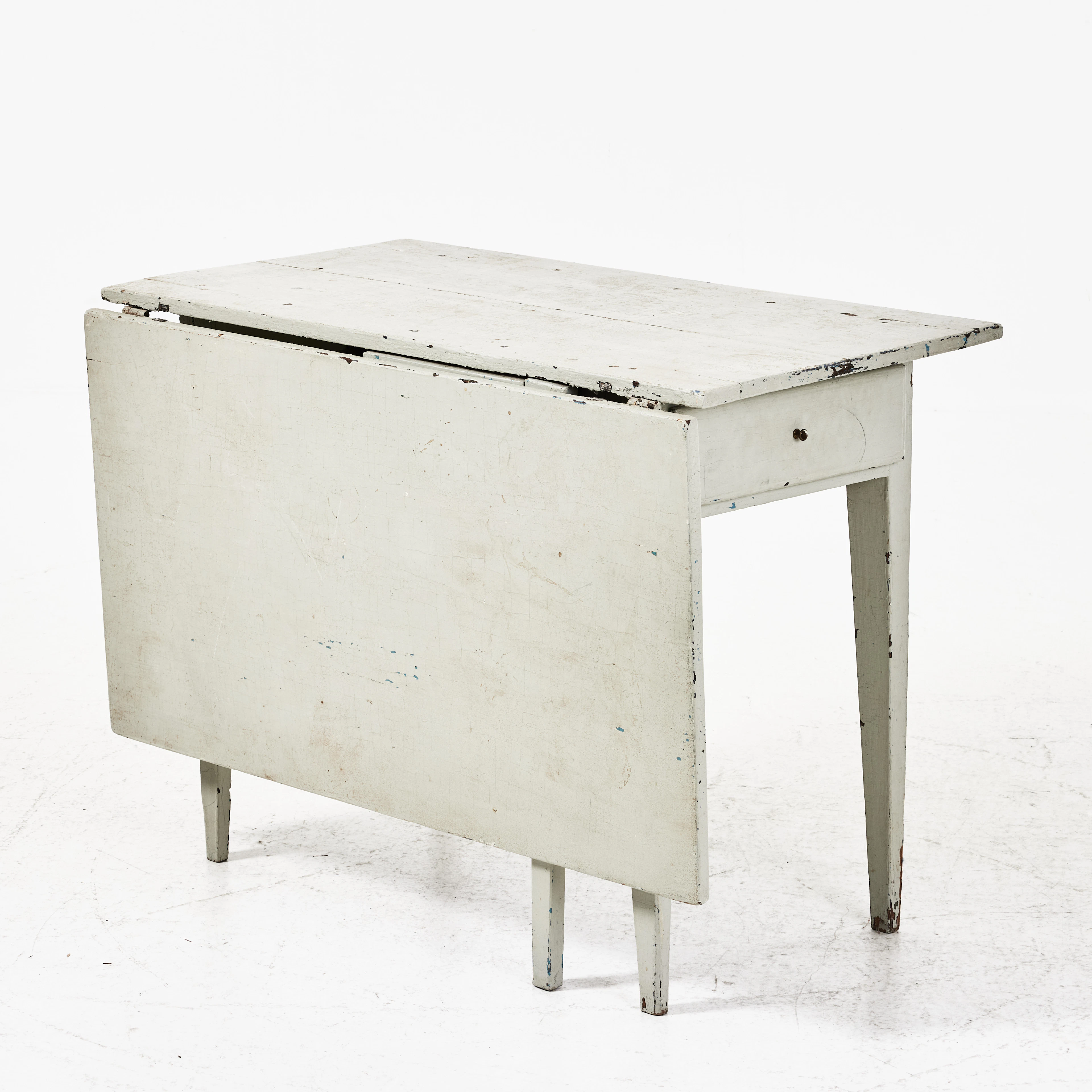 SLAGBORD, 1800-tal, bemålat, avsmalnade ben, låda i sargen.