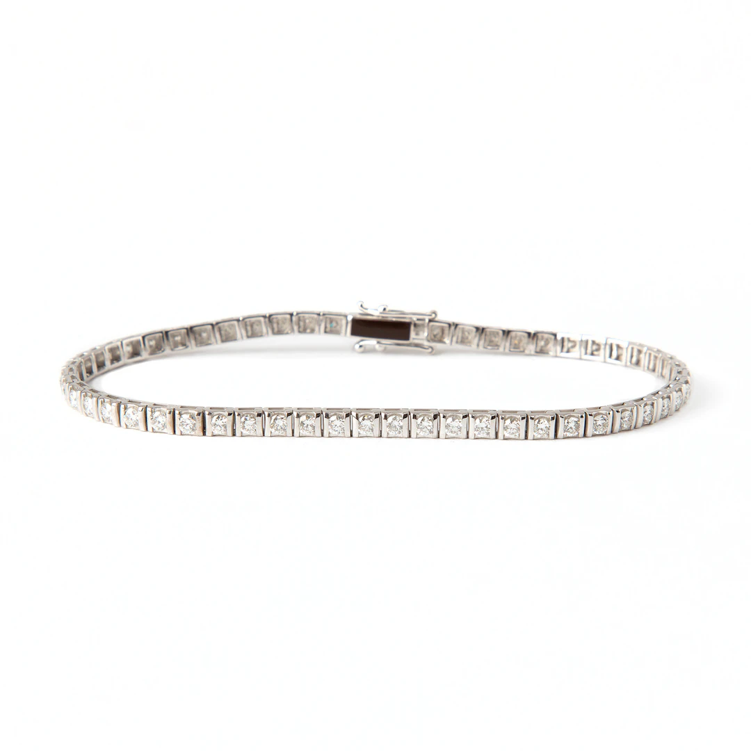 ARMBAND, 18K vitguld med briljantslipade diamanter, totalt 2.10 ct.