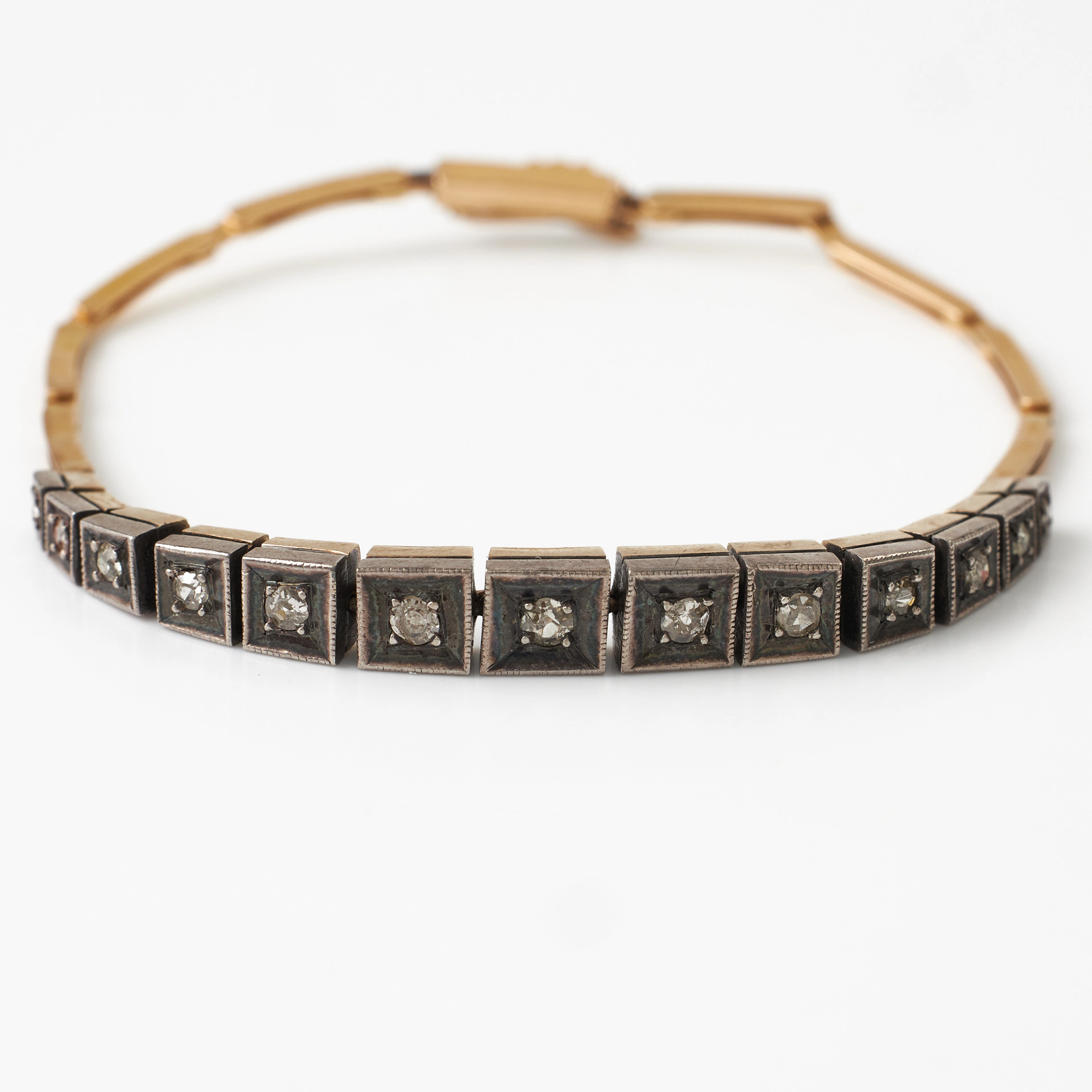 ARMBAND, 18 k guld, ledad länk, doserat mittparti med dekor av 13