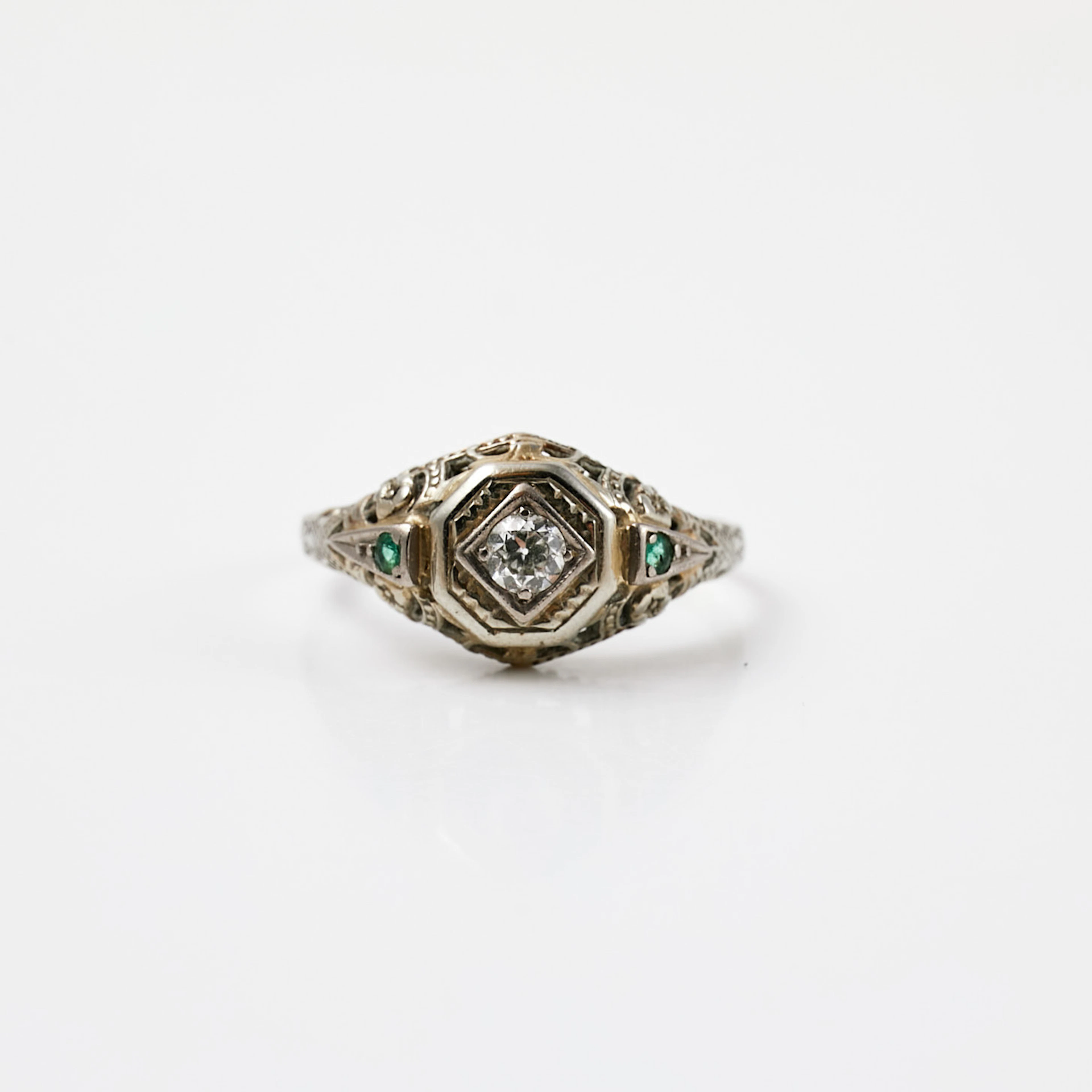 RING, 18 k vitguld, 1 gammalslipad diamant, ca 0,15 ct, flankerad