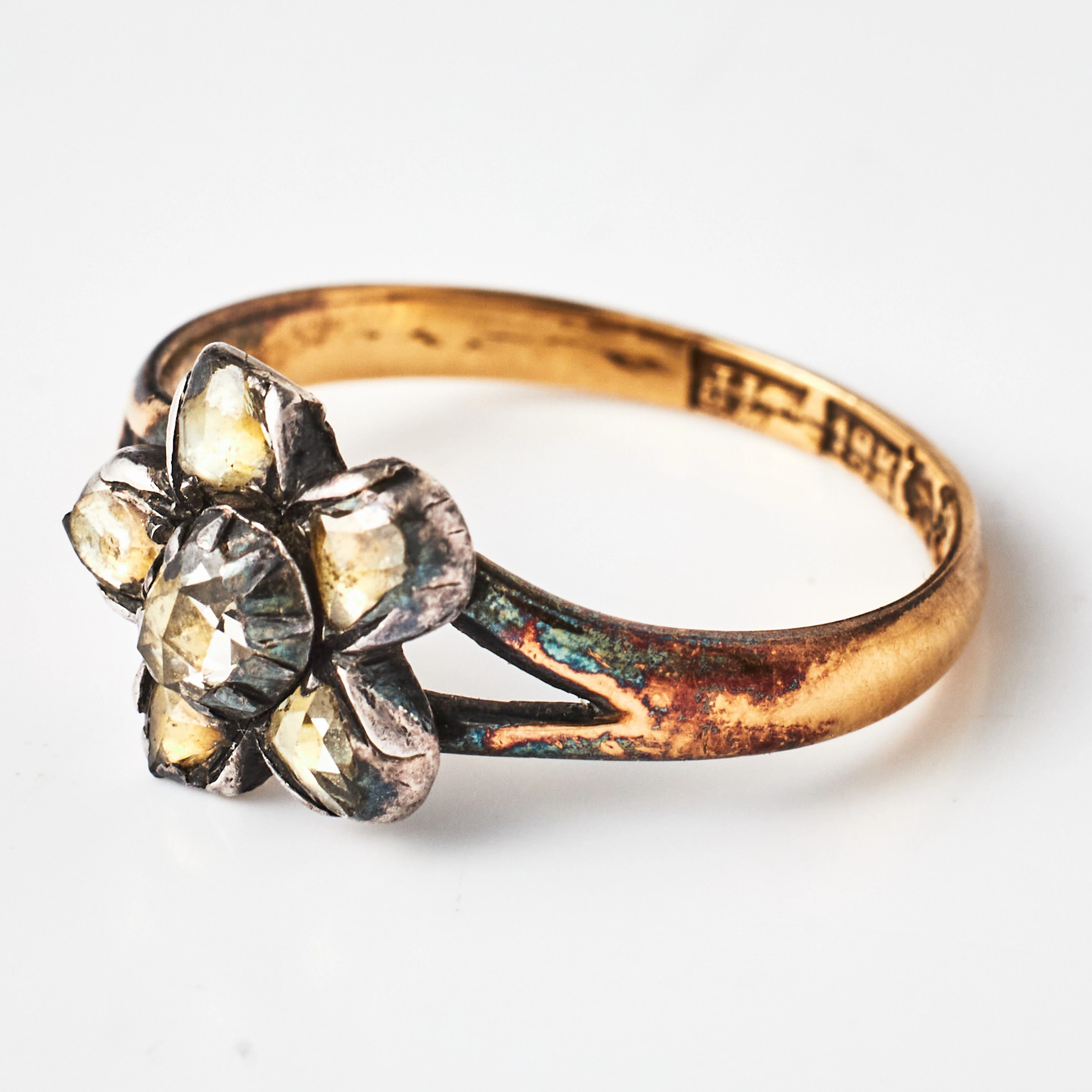 RING, 18 k guld, dekor med 6 folierade rosenslipade diamanter i silvermontering