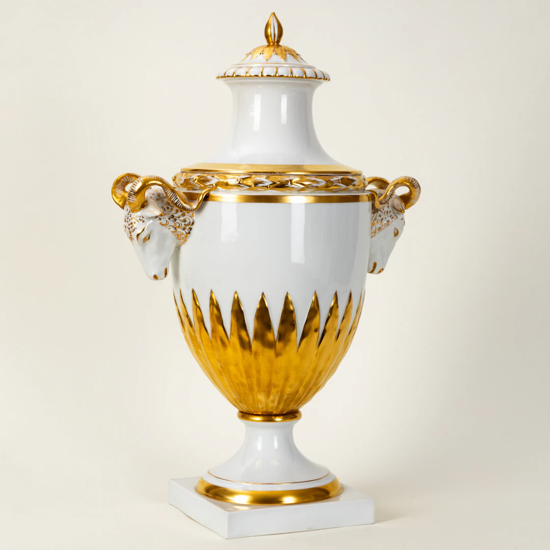 Große Deckelvase mit Widderköpfen, Fürstenberg, 1906 bis 1918.
