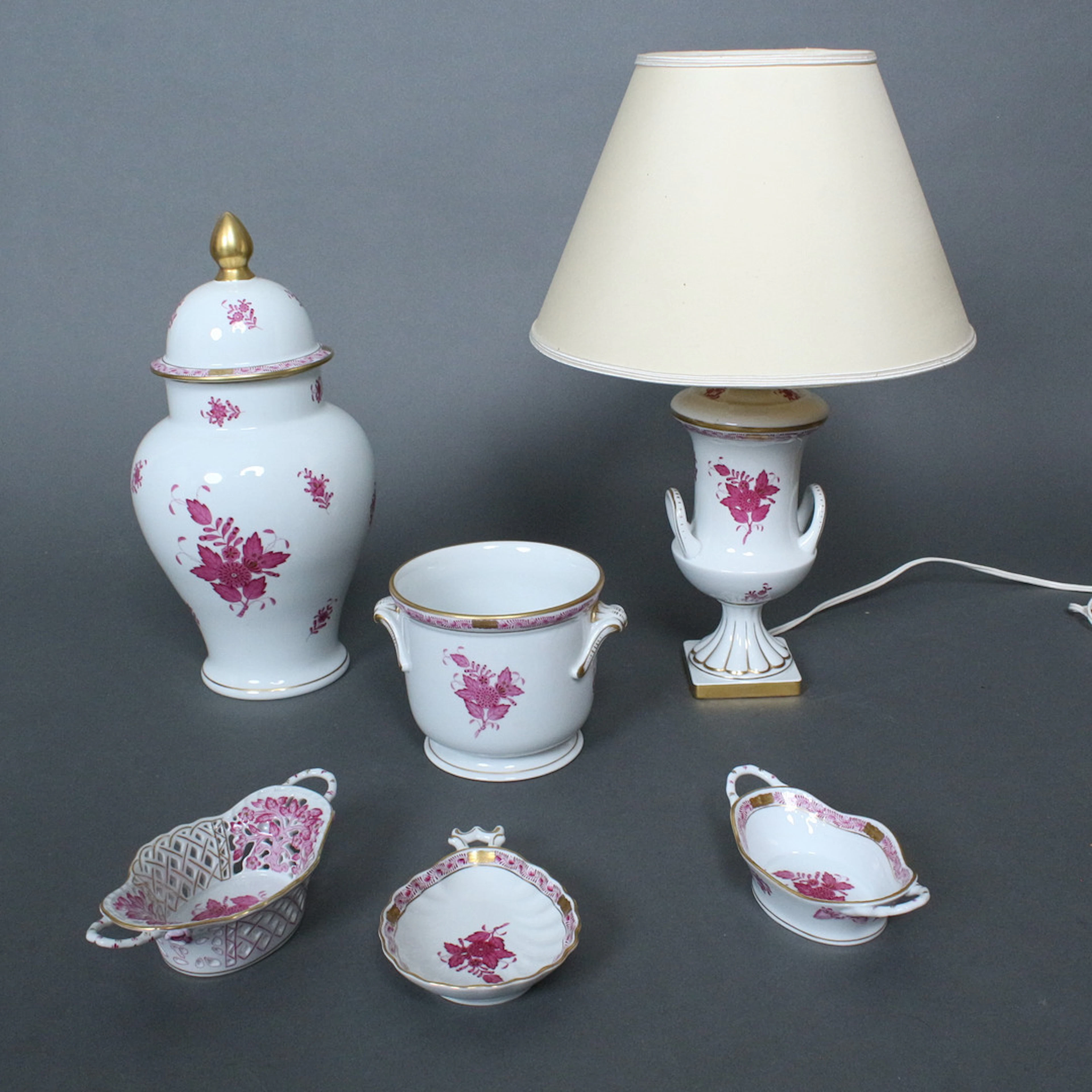 HEREND. Konvolut Porzellanteile u.a Übertopf / Blumentopf, Tischlampe