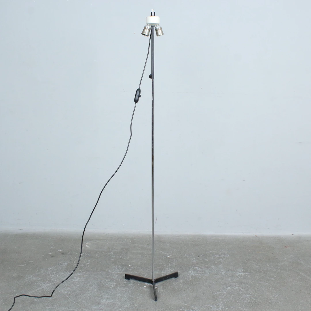 Mid-Century Stehlampe mit dreibeinigem schwarzem Fuß der 1970er.
