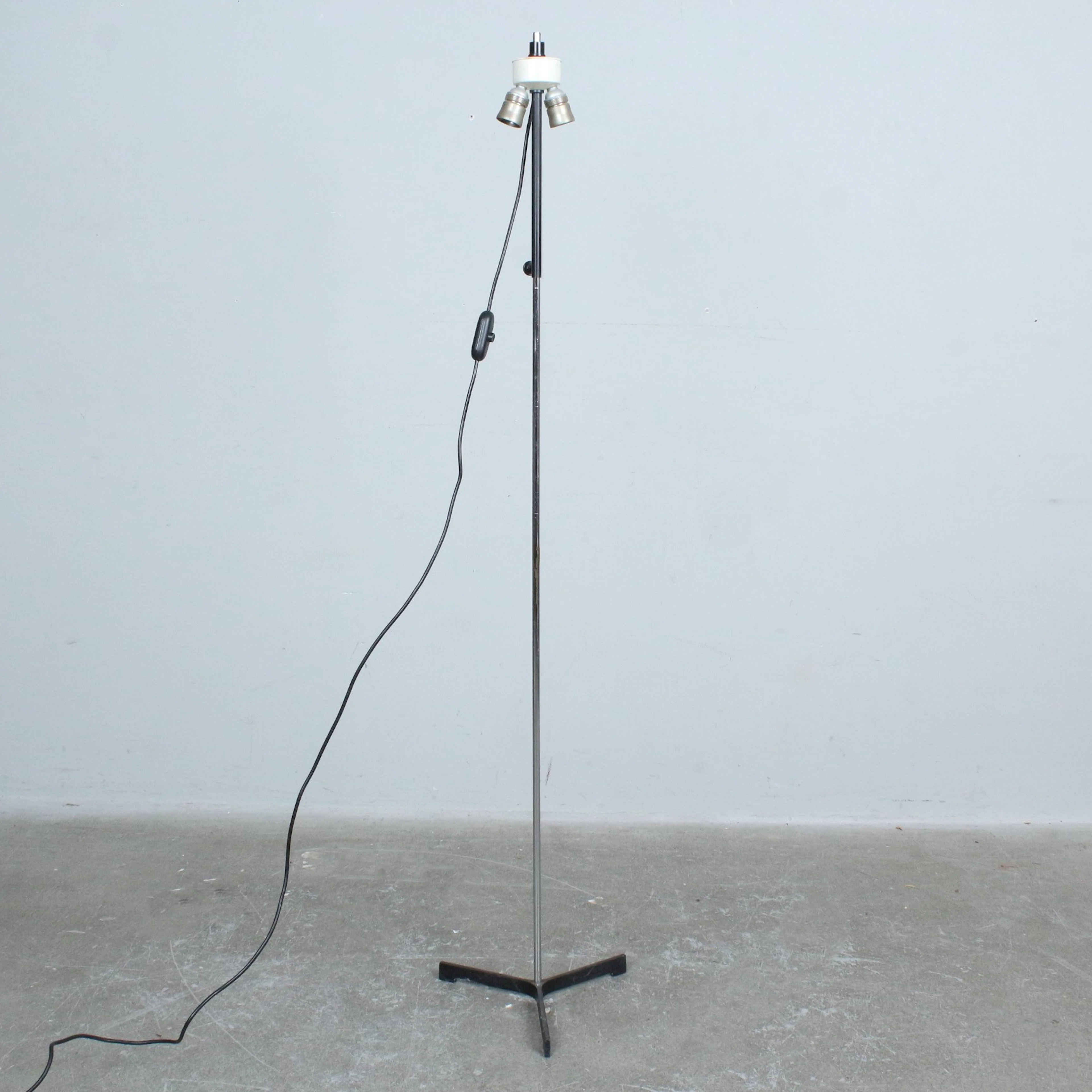 Mid-Century Stehlampe mit dreibeinigem schwarzem Fuß der 1970er.