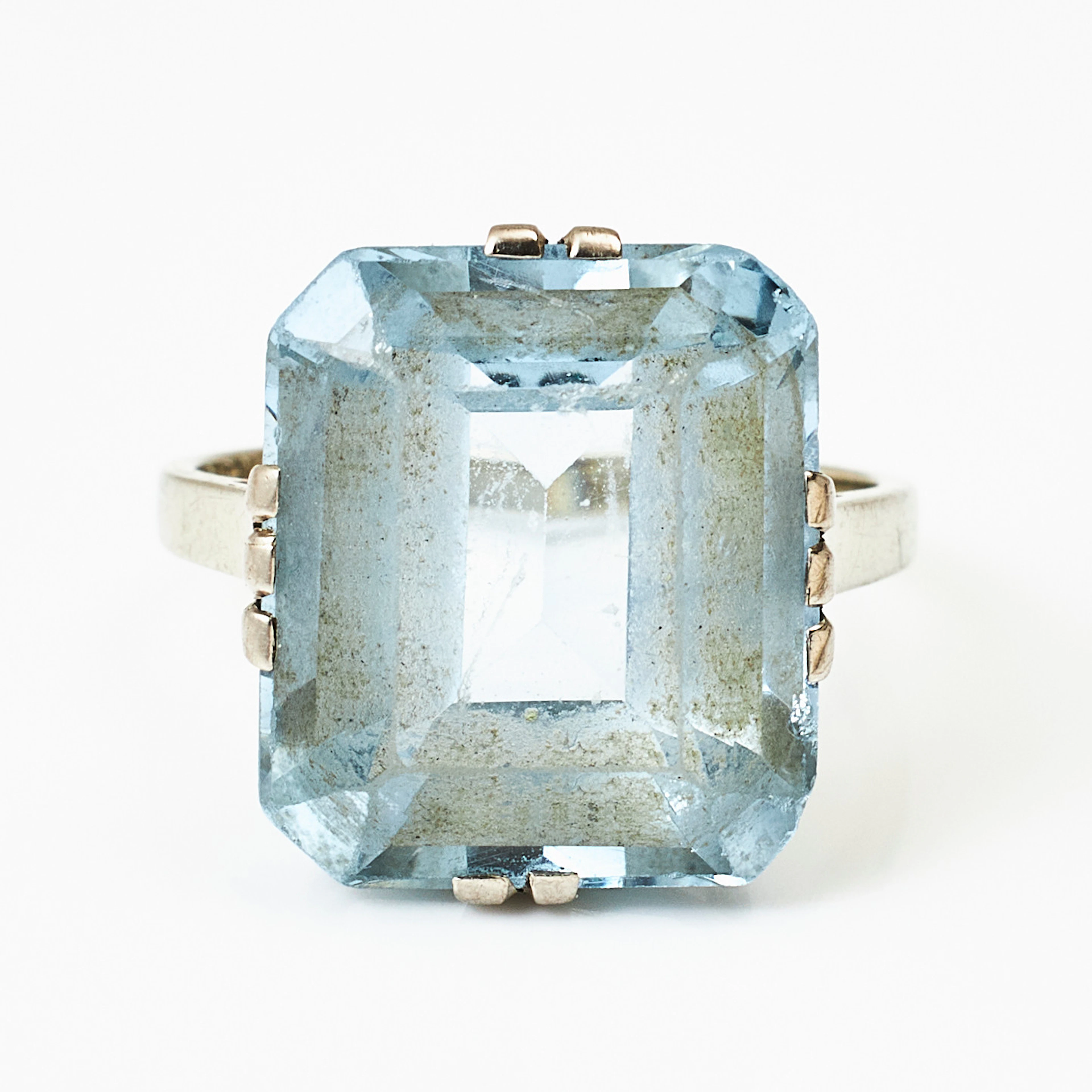 RING, 18 k vitguld, smaragdslipad ljusblå syntetisk sten, Wilhelm