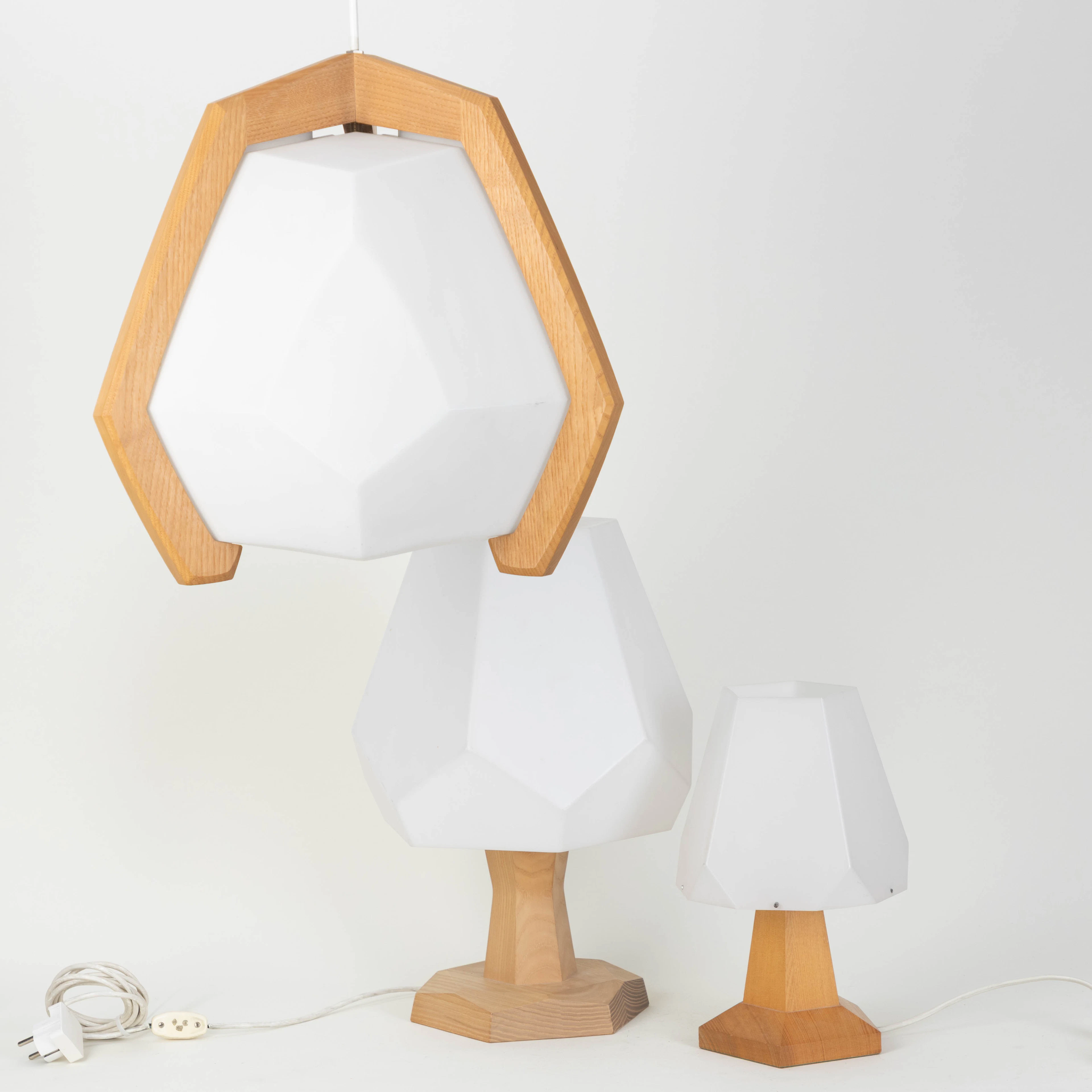 RUDOLF DÖRFLER. Zwei Tischlampen und eine Deckenlampe, Eiche und Acryl
