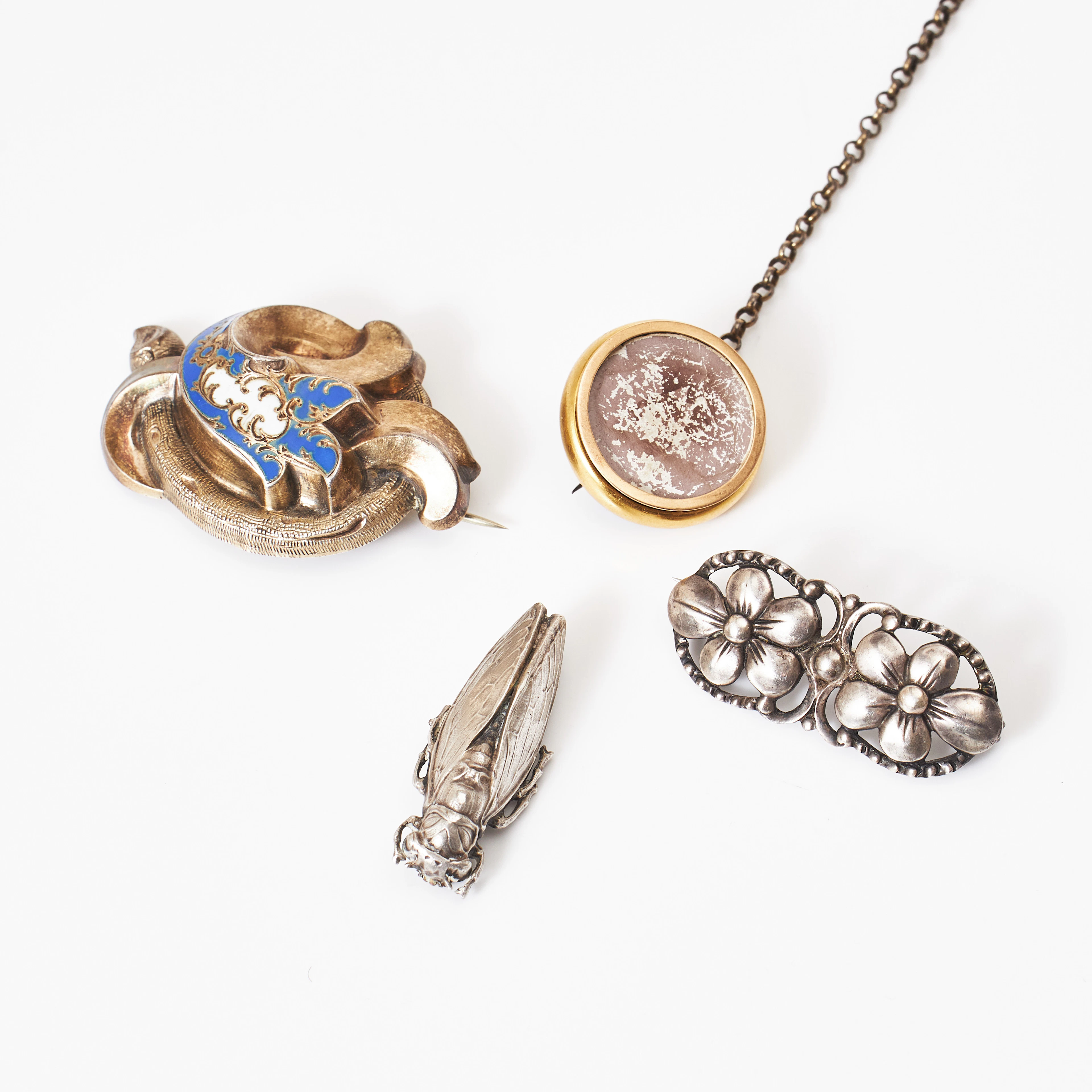 BROSCH, omarbetad vigselring i 23 k guld, BROSCHER, 3 st., delvis