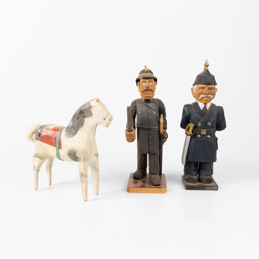 SNIDADE FIGURER, 3 st,1900-tal, trä, delvis bemålade, varav två med signaturer.