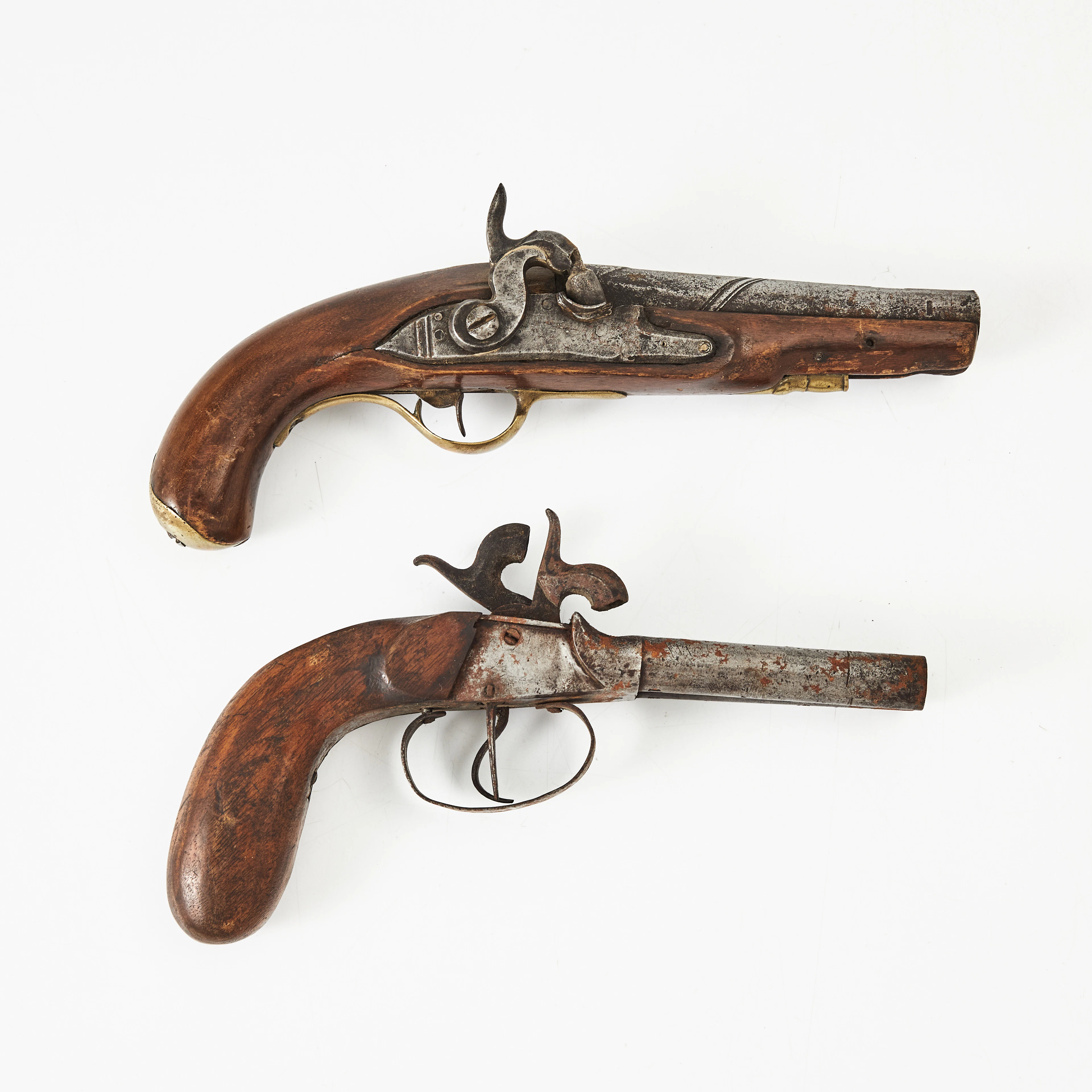 SLAGLÅSPISTOLER, 2 st, 1800-tal, en enkelpipig och en dubbelpipig.
