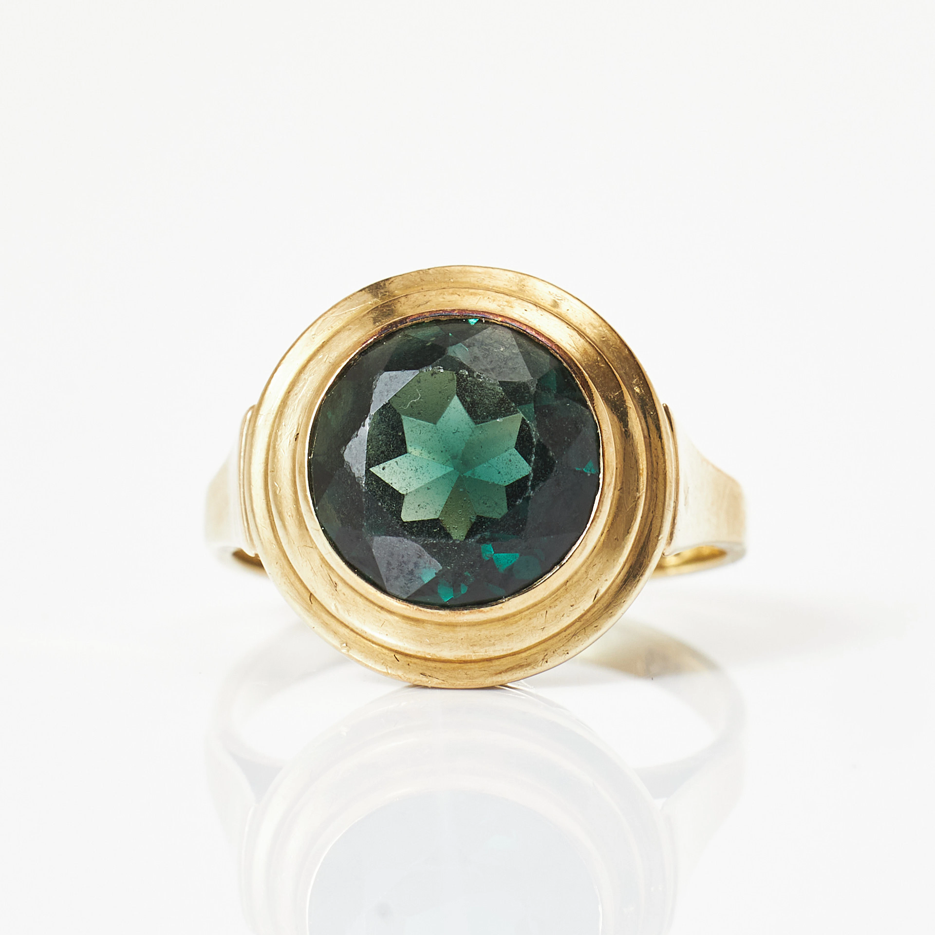 RING, 8 k guld, fasettslipad syntetisk grön spinell.