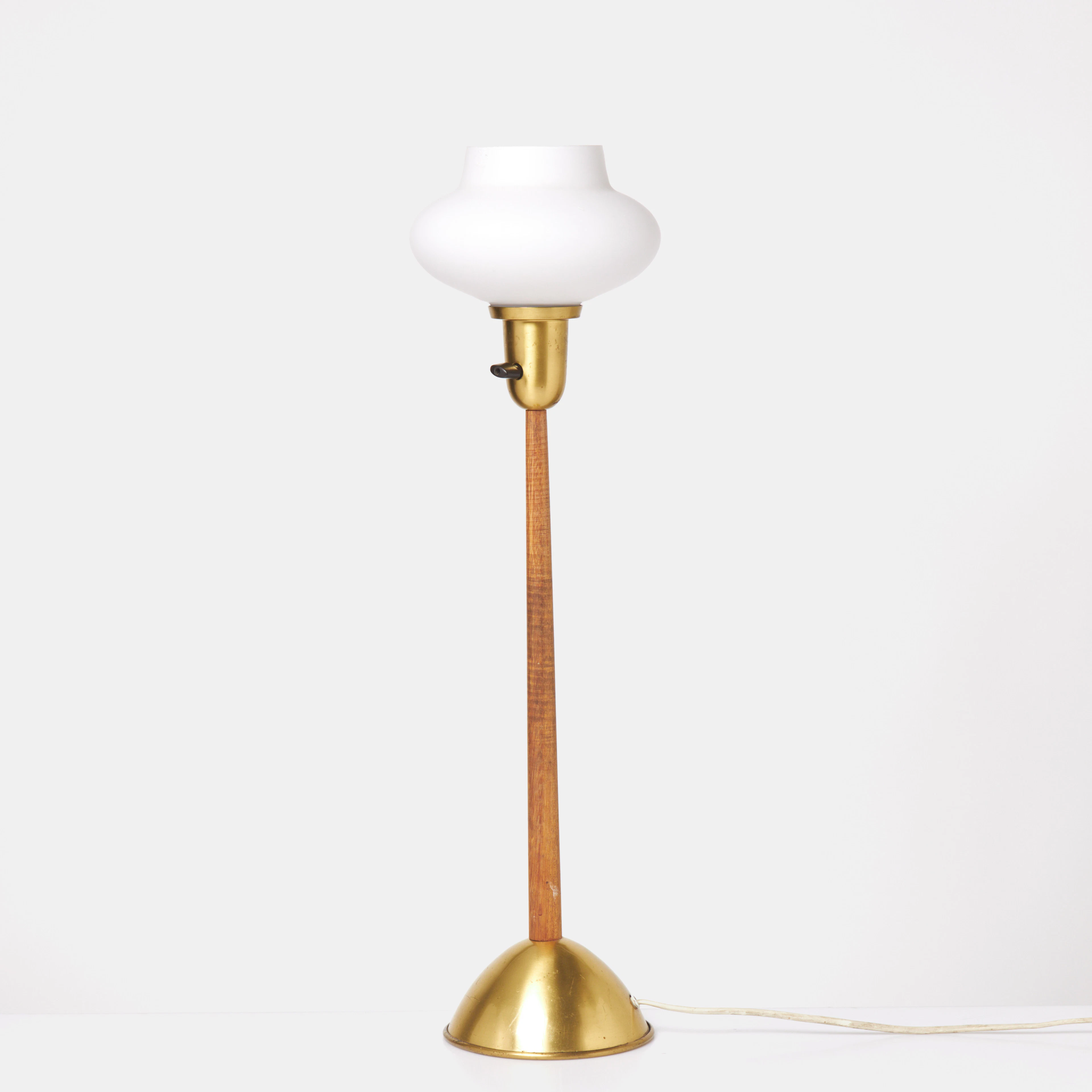 HANS-AGNE JAKOBSSON. Bordslampa, modell B40, mässing, teak, frostat