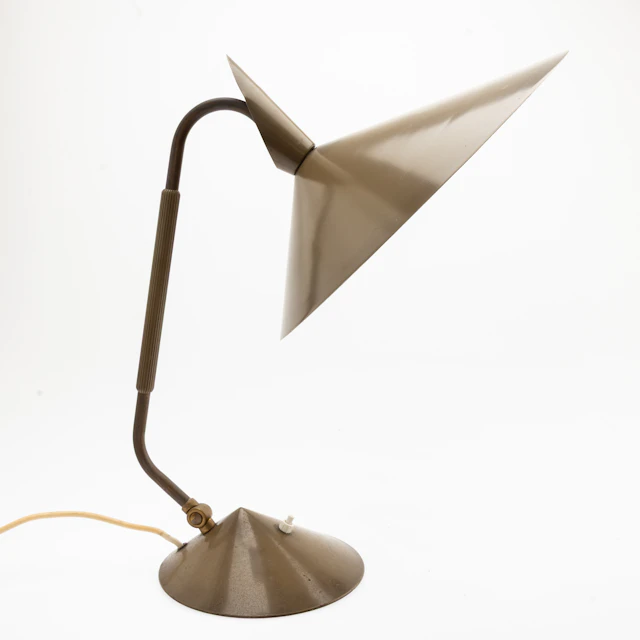 SVEND AAGE HOLM SØRENSEN. Tischlampe aus Messing, grün-braun lackiert