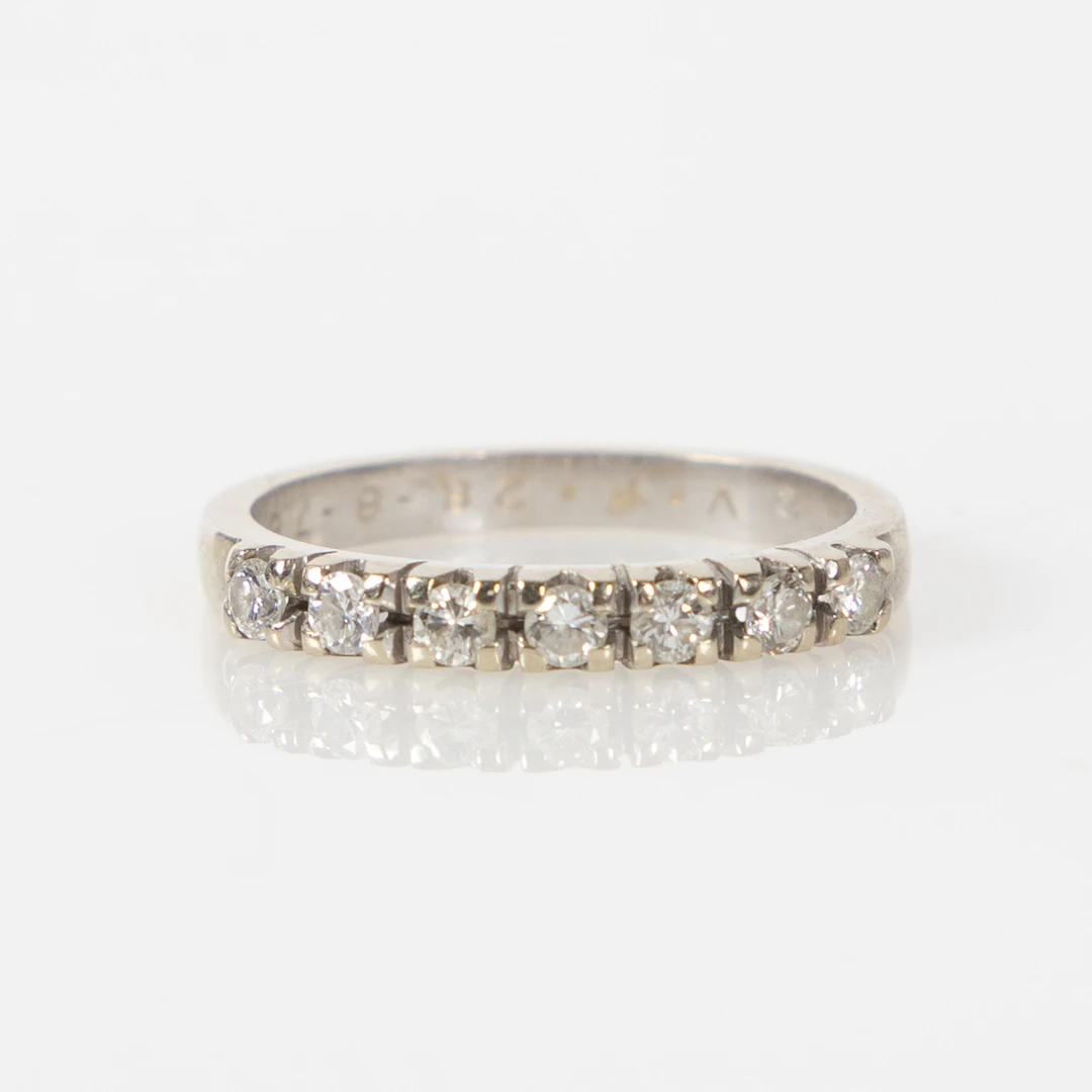 RING, 18K vitguld med briljantslipade diamanter, totalt 0.35 ct.