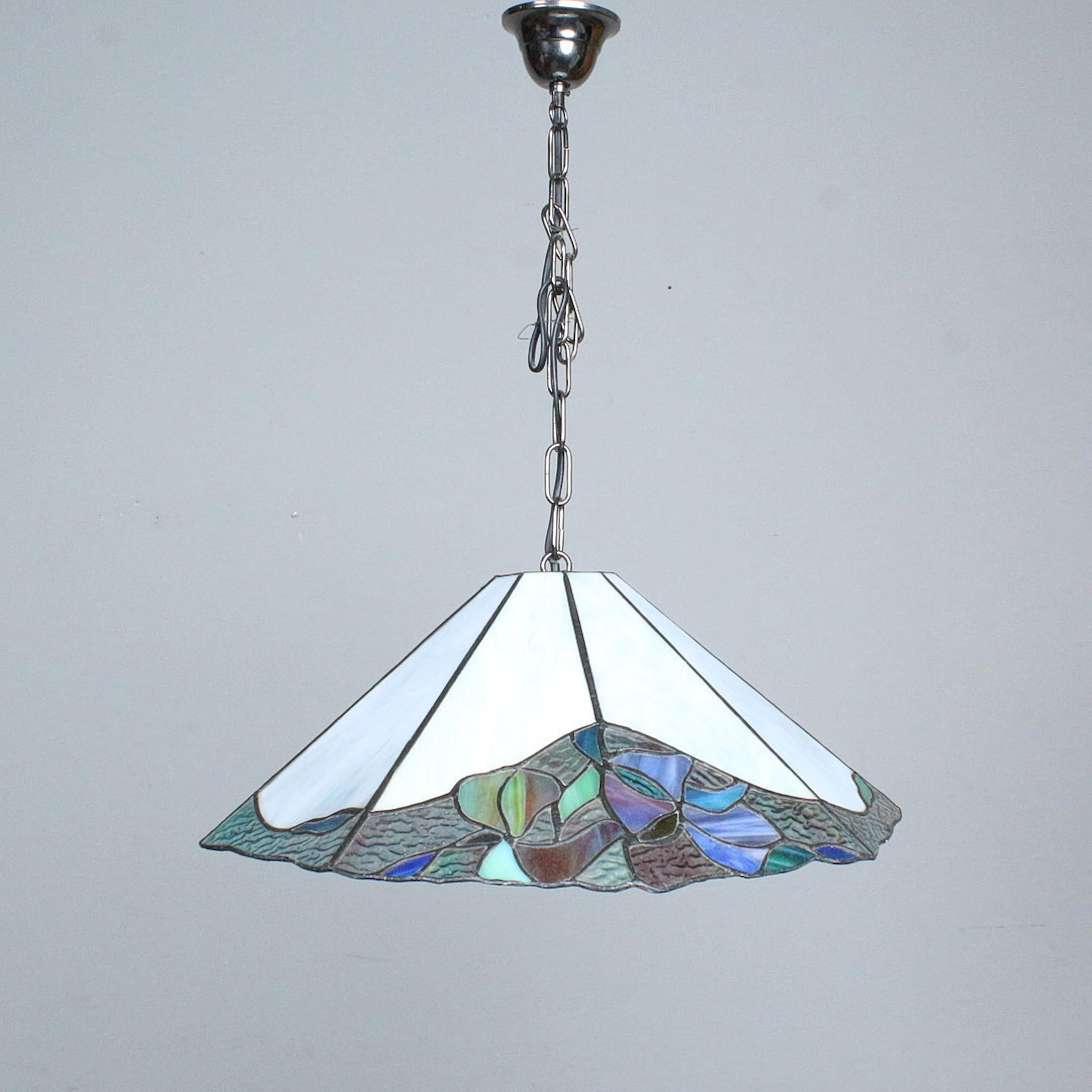 Deckenlampe im Tiffany-Stil.