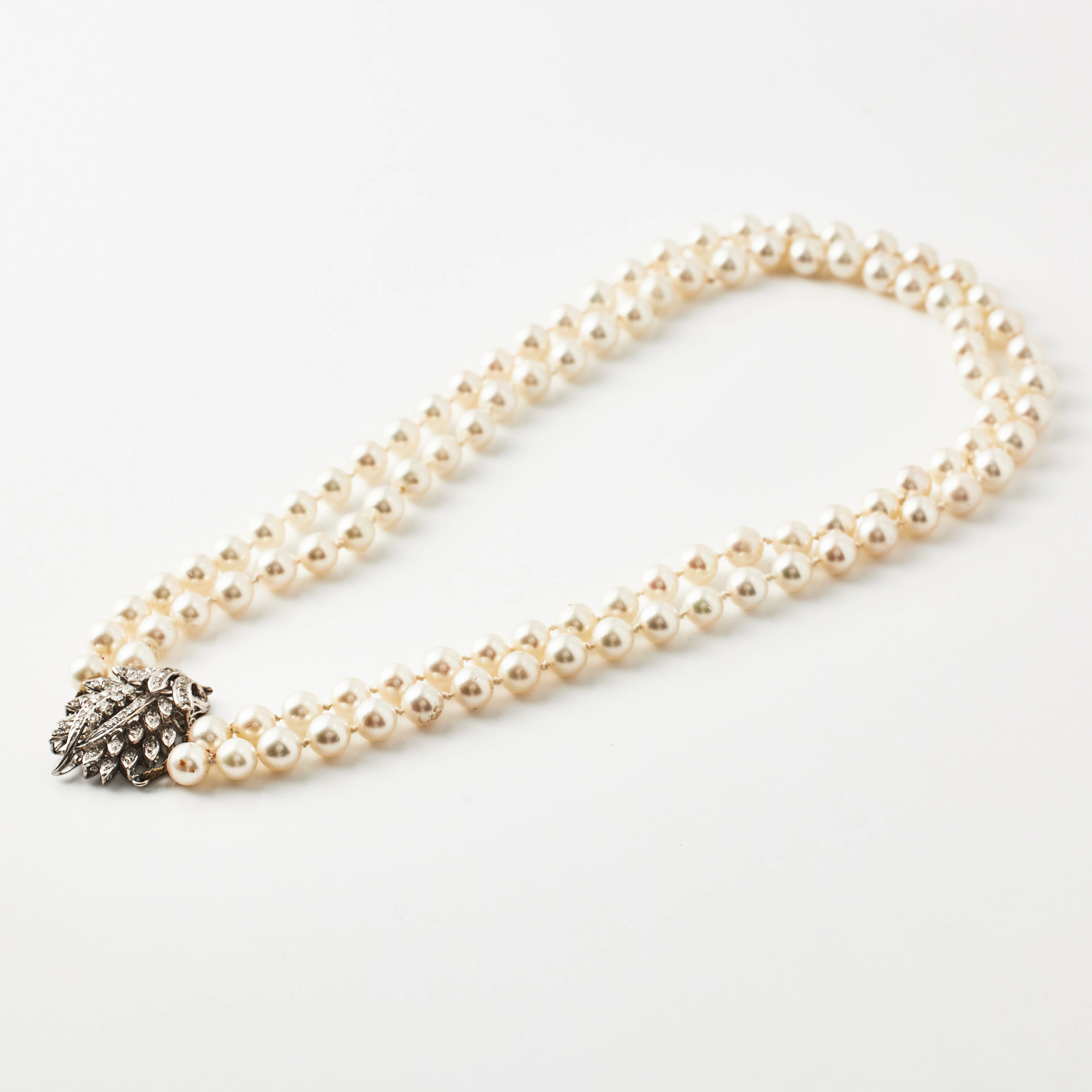 COLLIER, 2-radigt, odlade saltvattenspärlor ca 6,9-7,3 mm, lås, 14