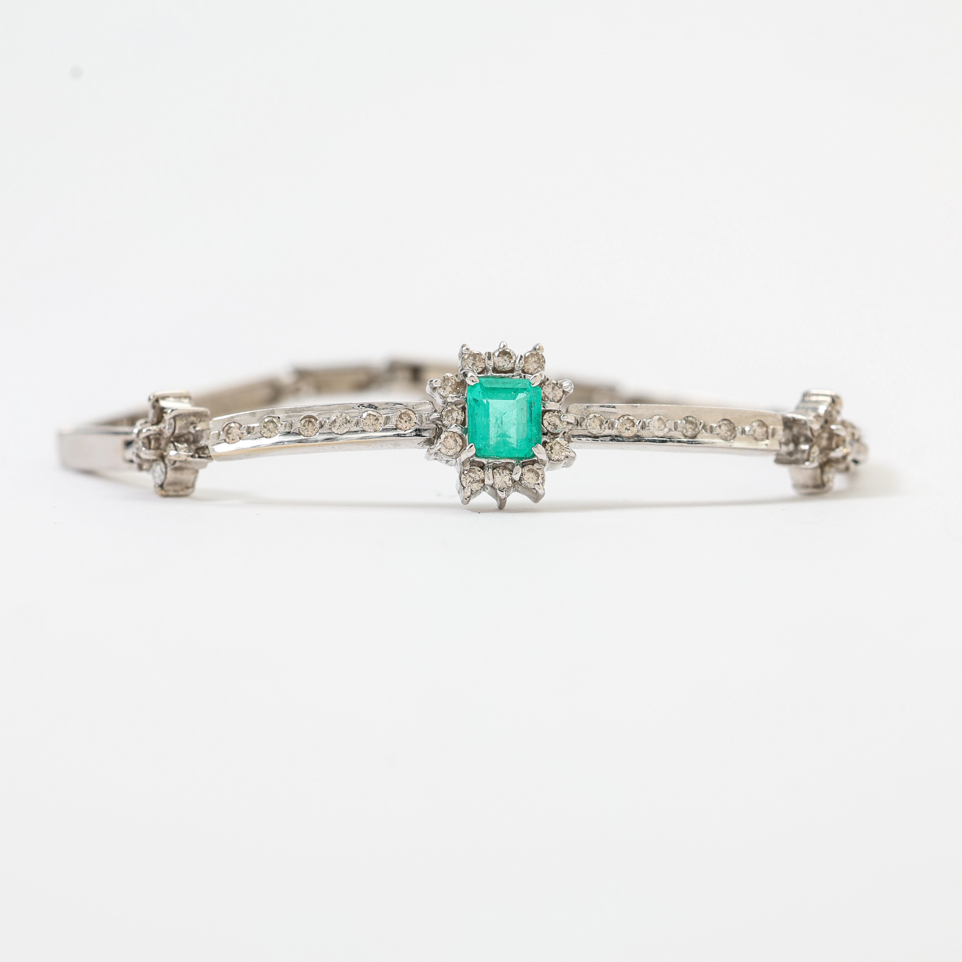 ARMBAND 18K vitguld, smaragd och små diamanter.