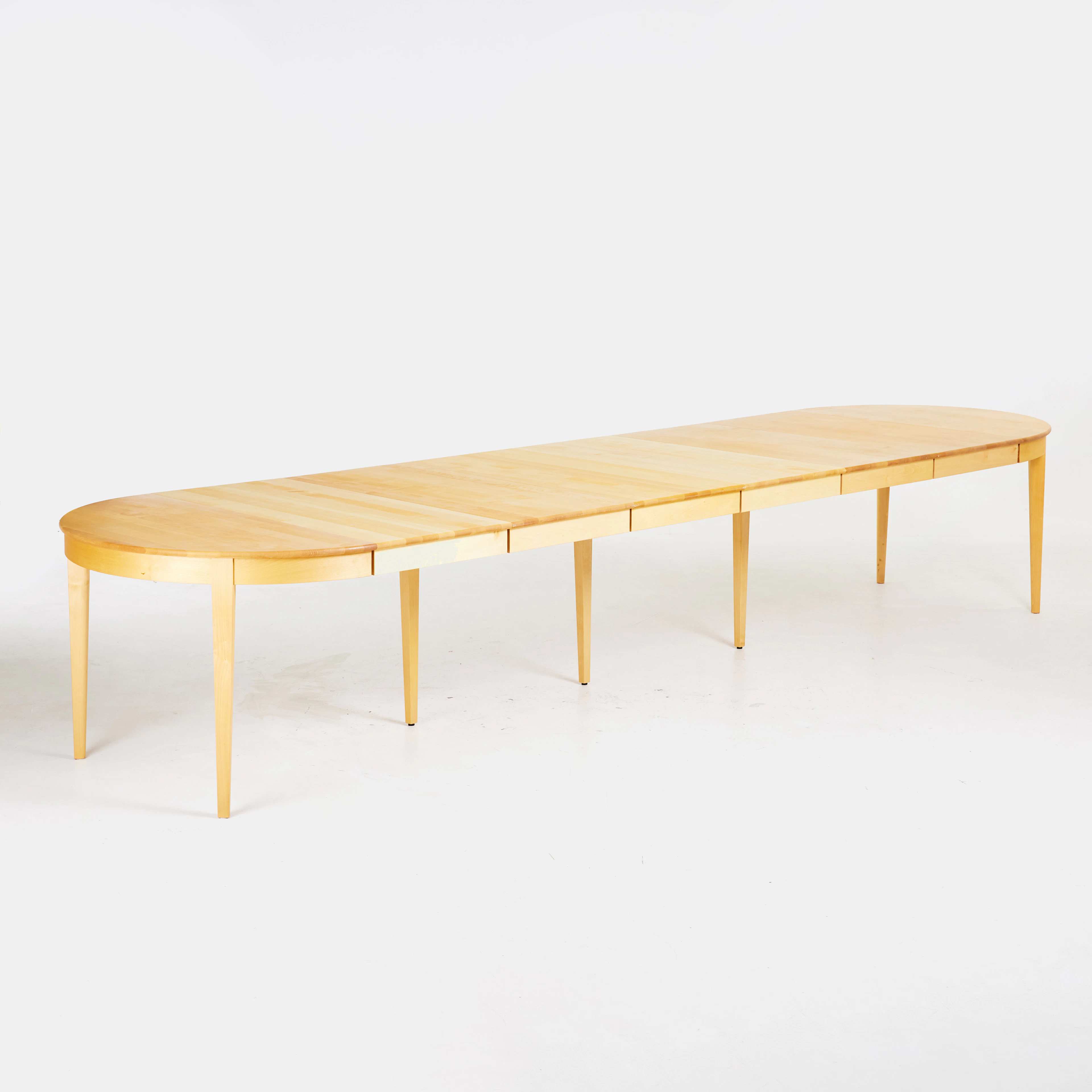 IRVAN RICHTER. Matbord, runt, björk, iläggsskivor, brickmärkt Norrgavel.