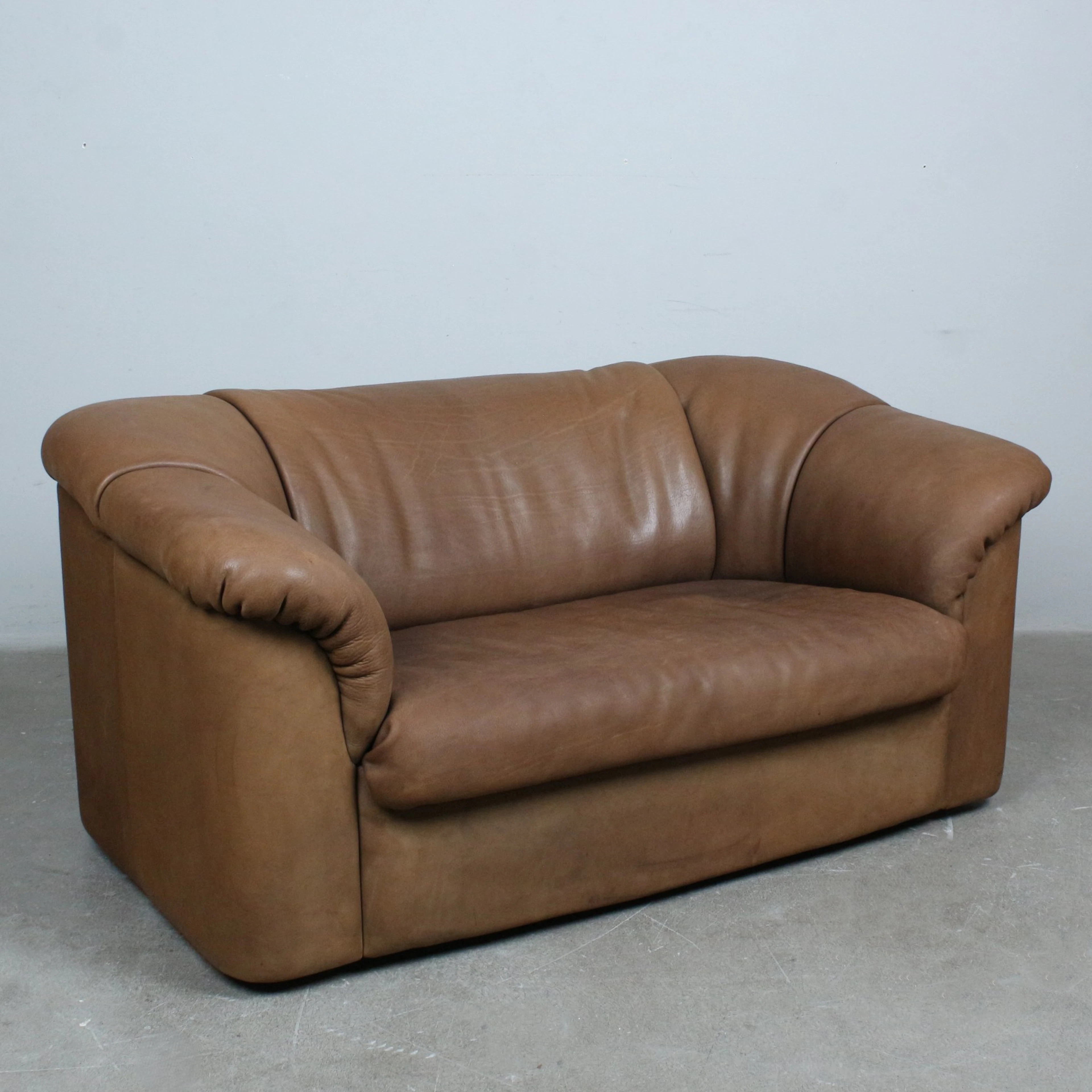 DE SEDE. Zweisitzer-Sofa, Modell '' DS-95 '', Büffelleder, Schweiz, 1970er.