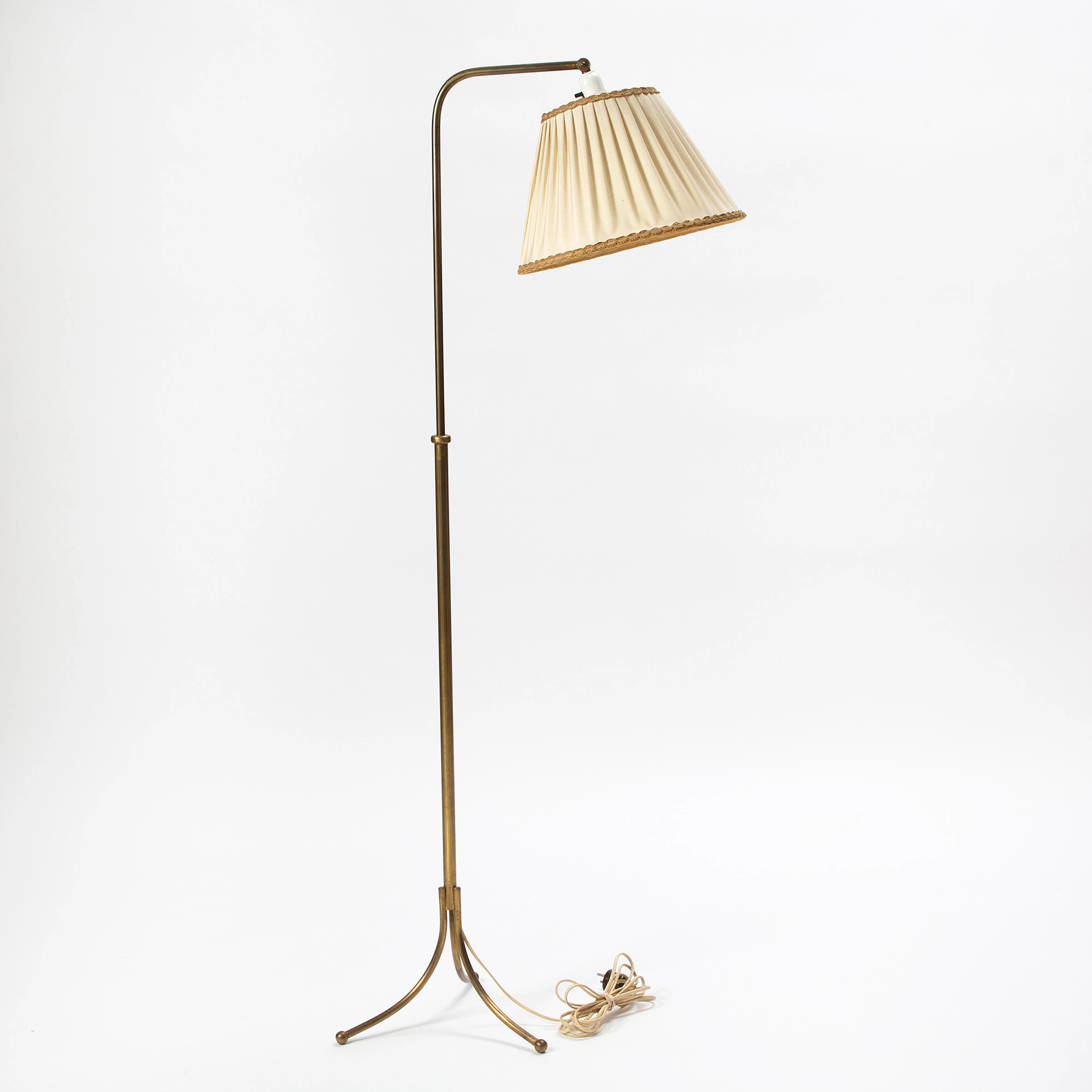 JOSEF FRANK. Golvlampa, modell 1842, mässing, Firma Svenskt Tenn.