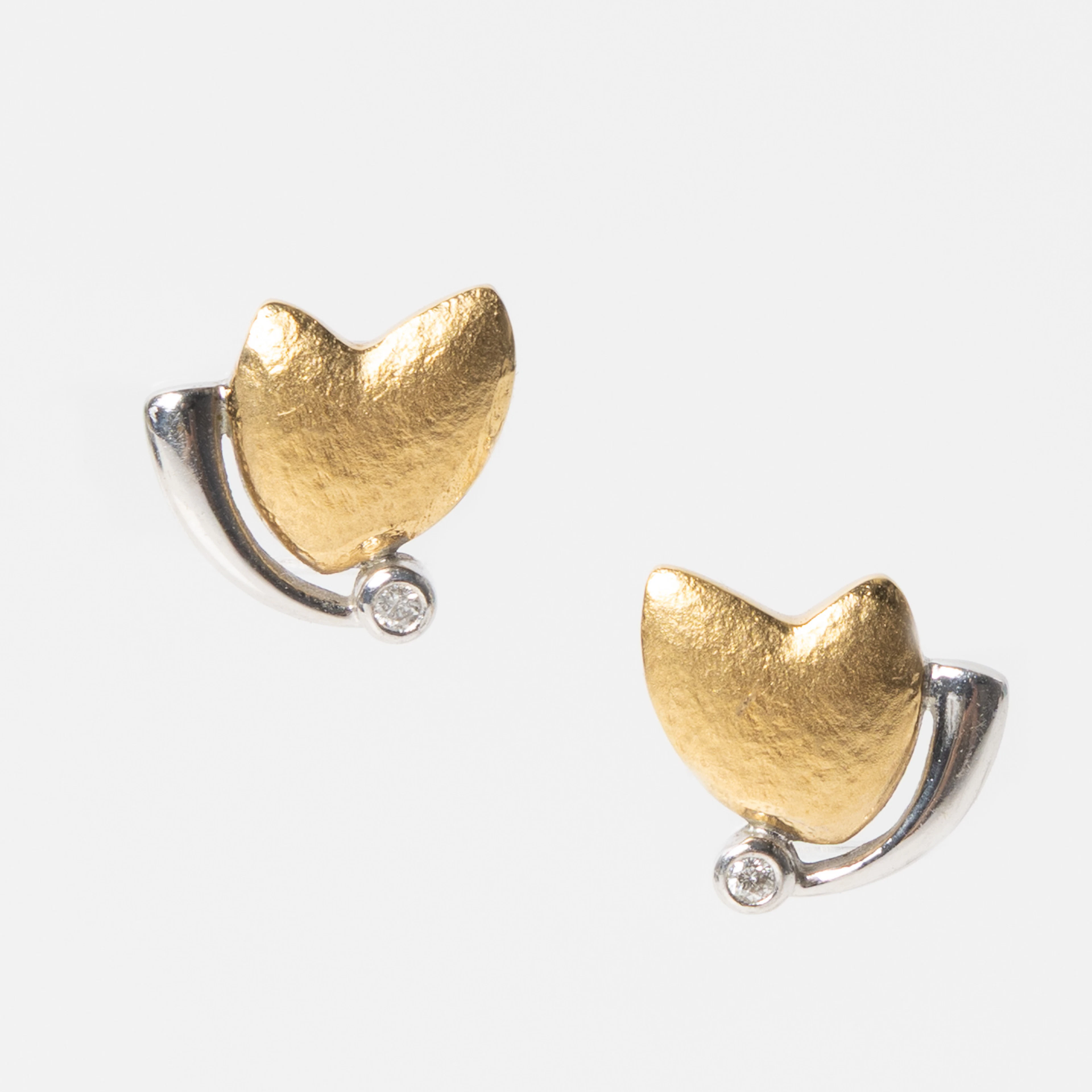 OLE LYNGGAARD, örhängen, 18K guld och vitguld med briljantslipade