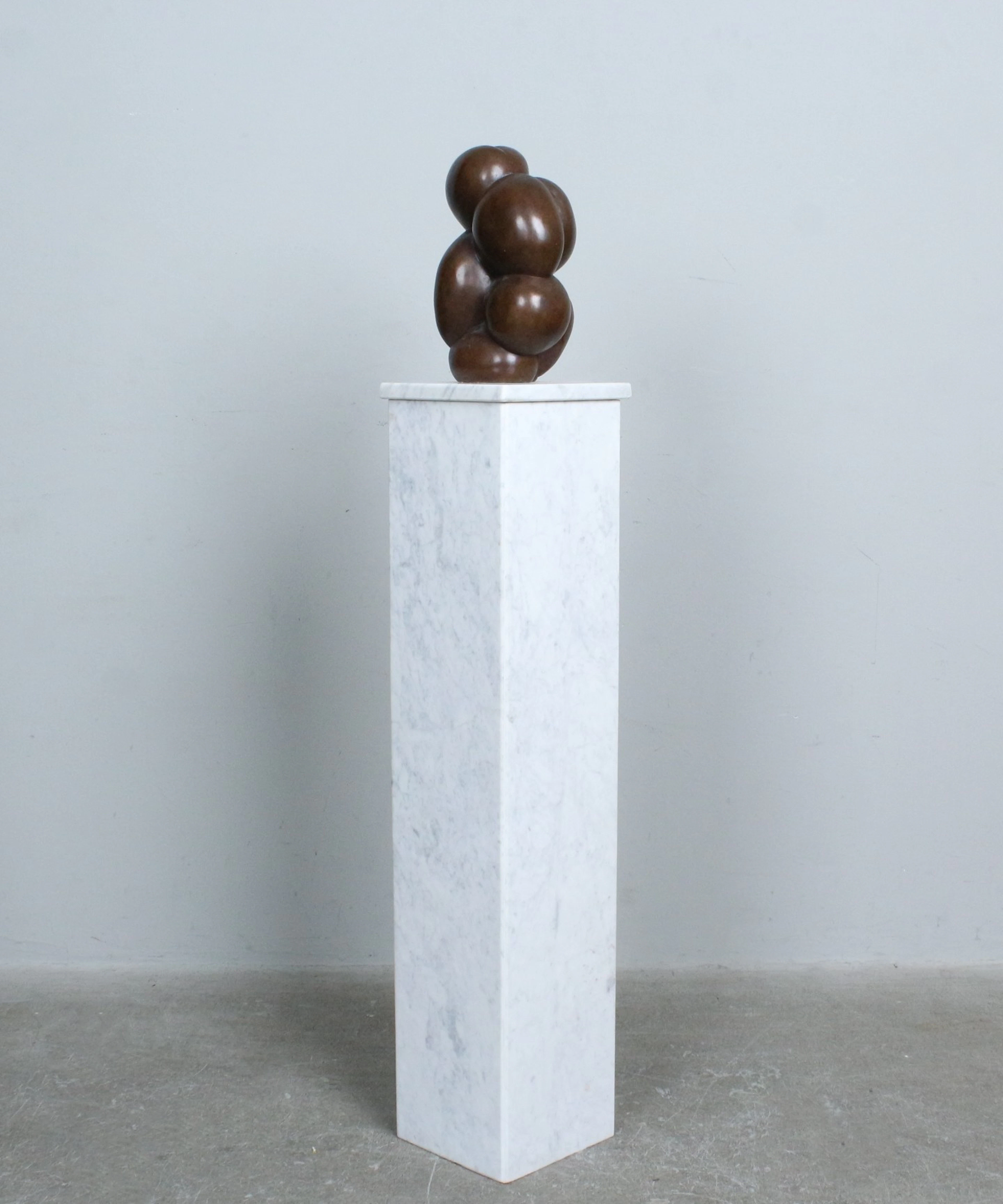 UNBEKANNTER KÜNSTLER. Bronze Skulptur auf Marmorsäule.