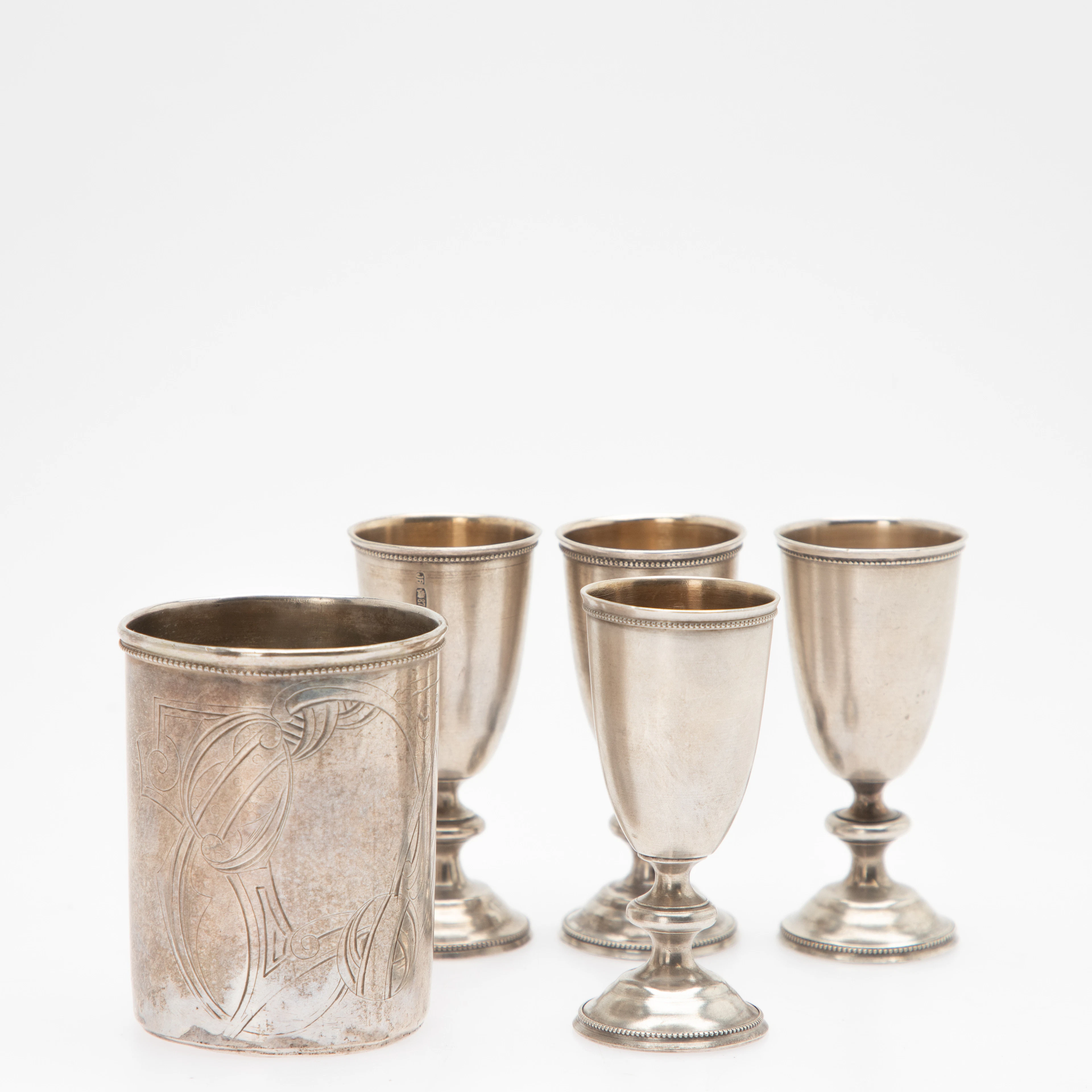 Vier Fußbecher und ein Wodka Becher, Silber, Lettland und Polen/Rußland