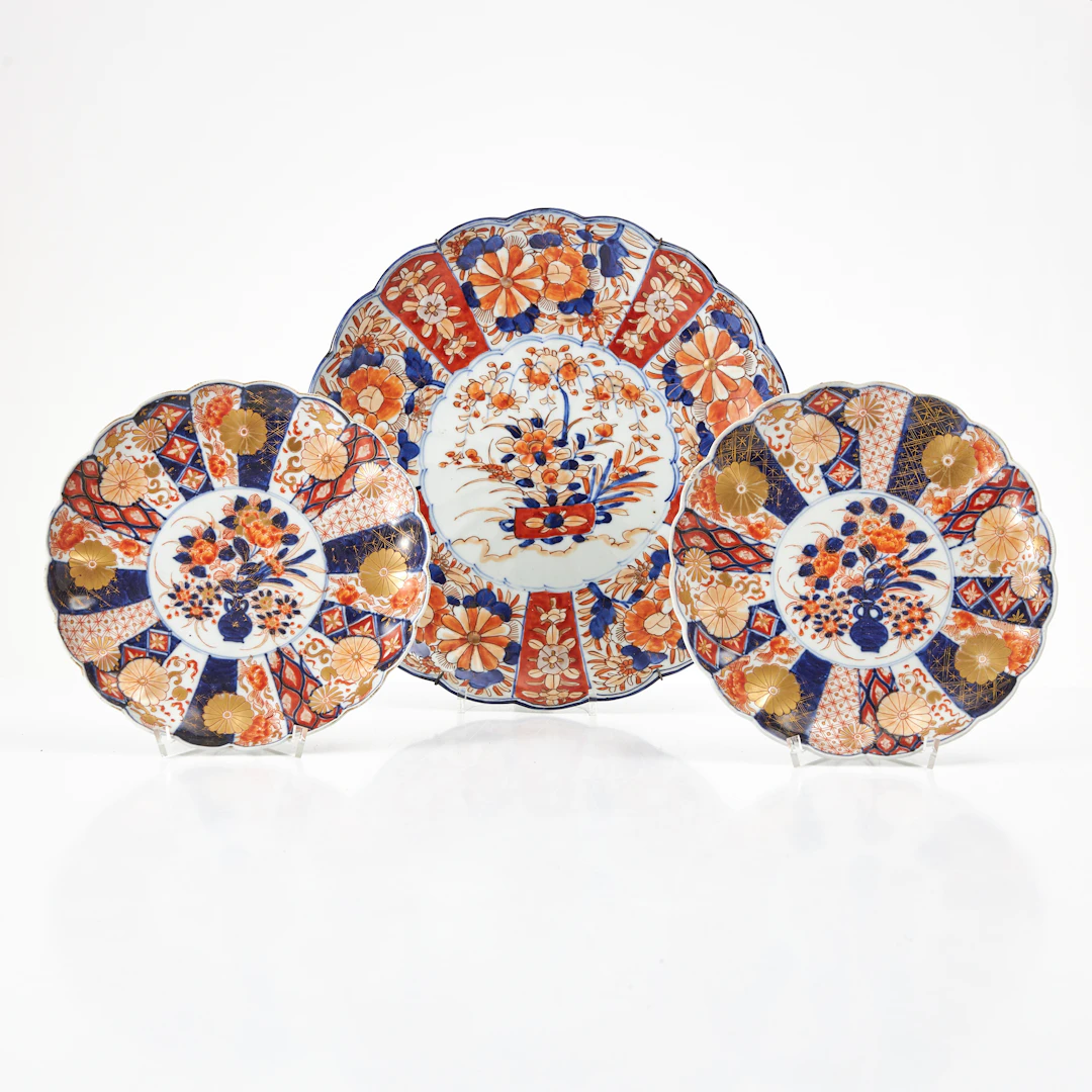 FAT, 3 st., porslin, Japan, 1900-talets mitt, Imari, konturerad kant.