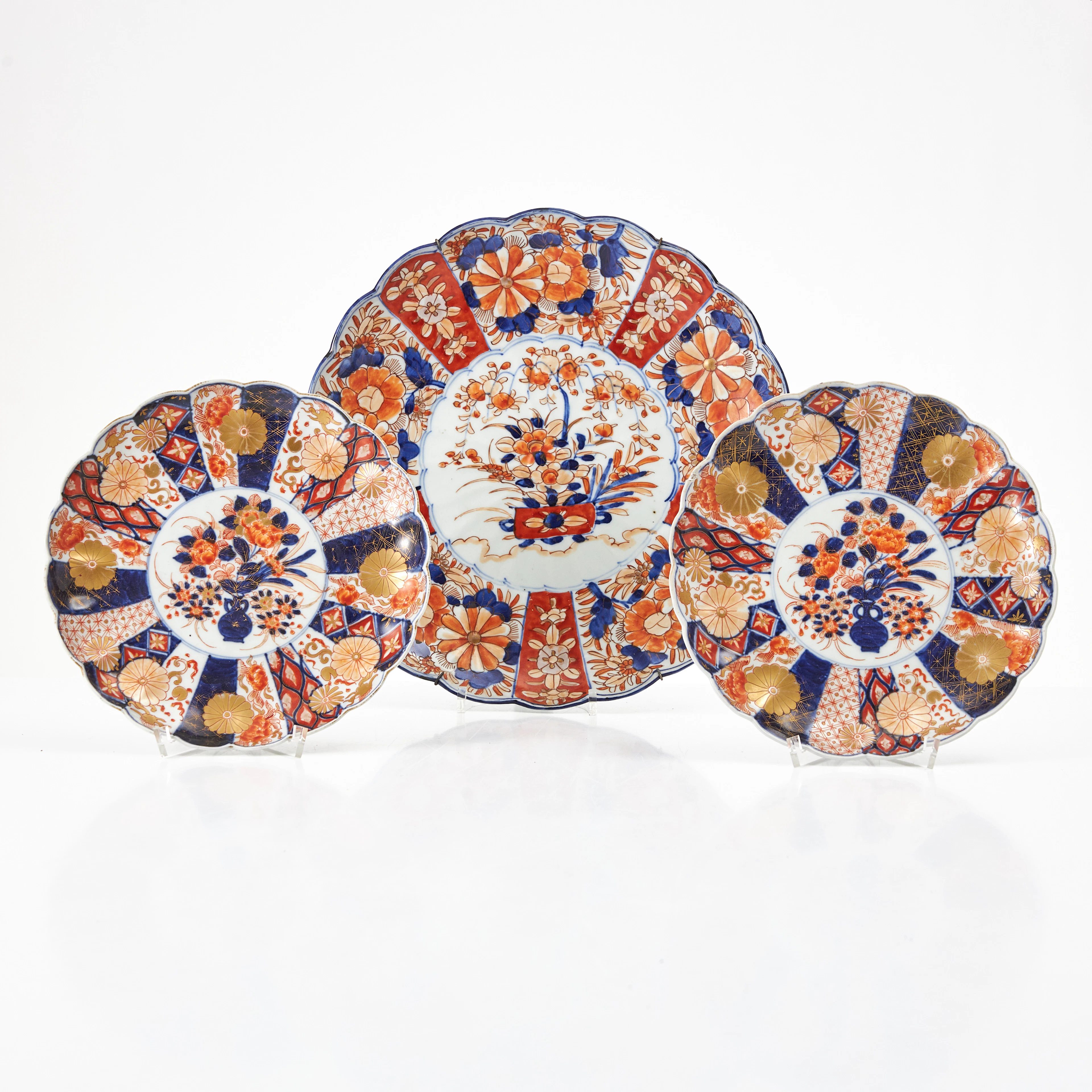 FAT, 3 st., porslin, Japan, 1900-talets mitt, Imari, konturerad kant.