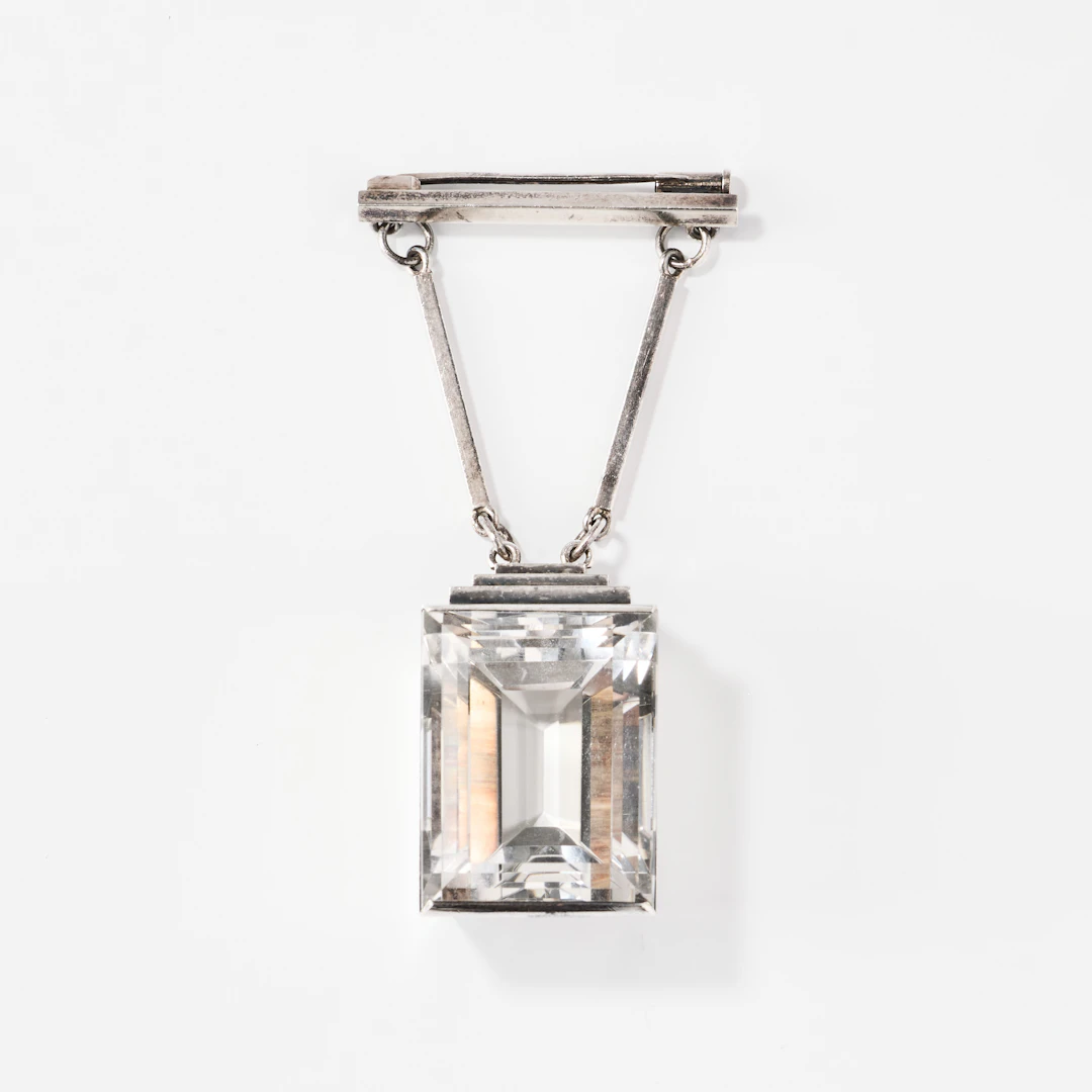 WIWEN NILSSON. Brosch, sterlingsilver och bergkristall. Lund 1947.