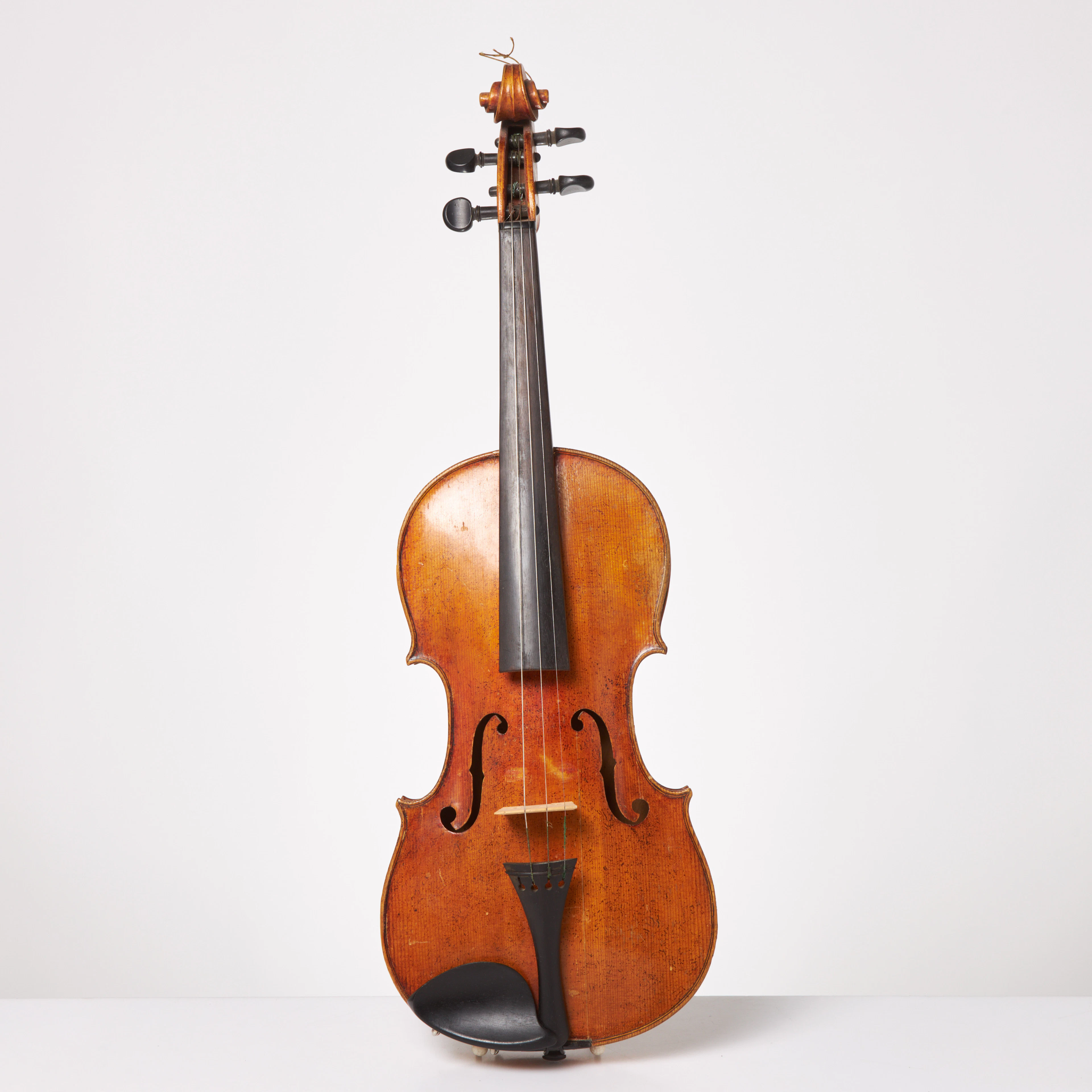 VIOLIN. Etikett "Nicolaus Amatus fecit in Cremona 16**", ljus orangetonad lack.