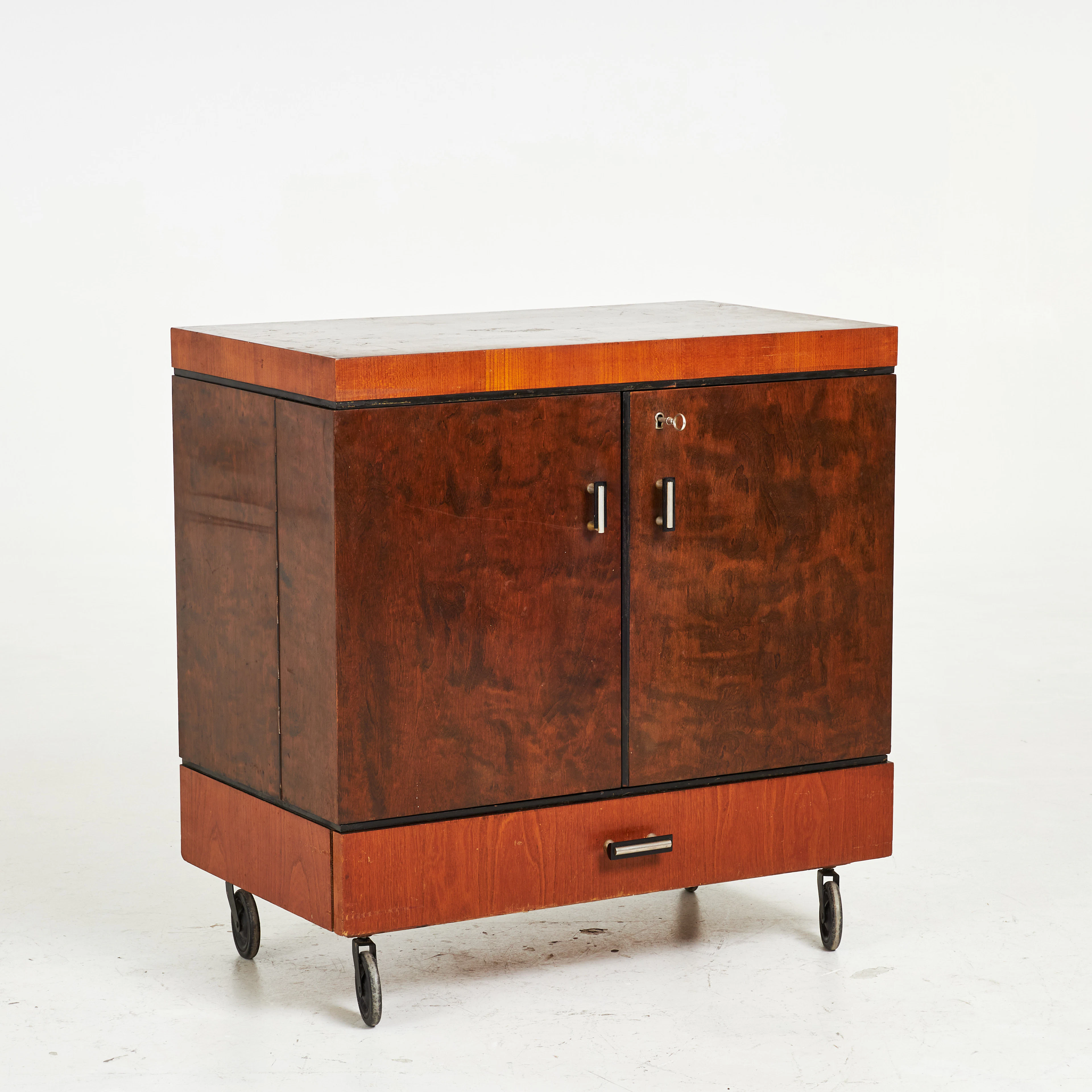 BARSKÅP. Art Deco, 1940-tal, fanérad med björk.