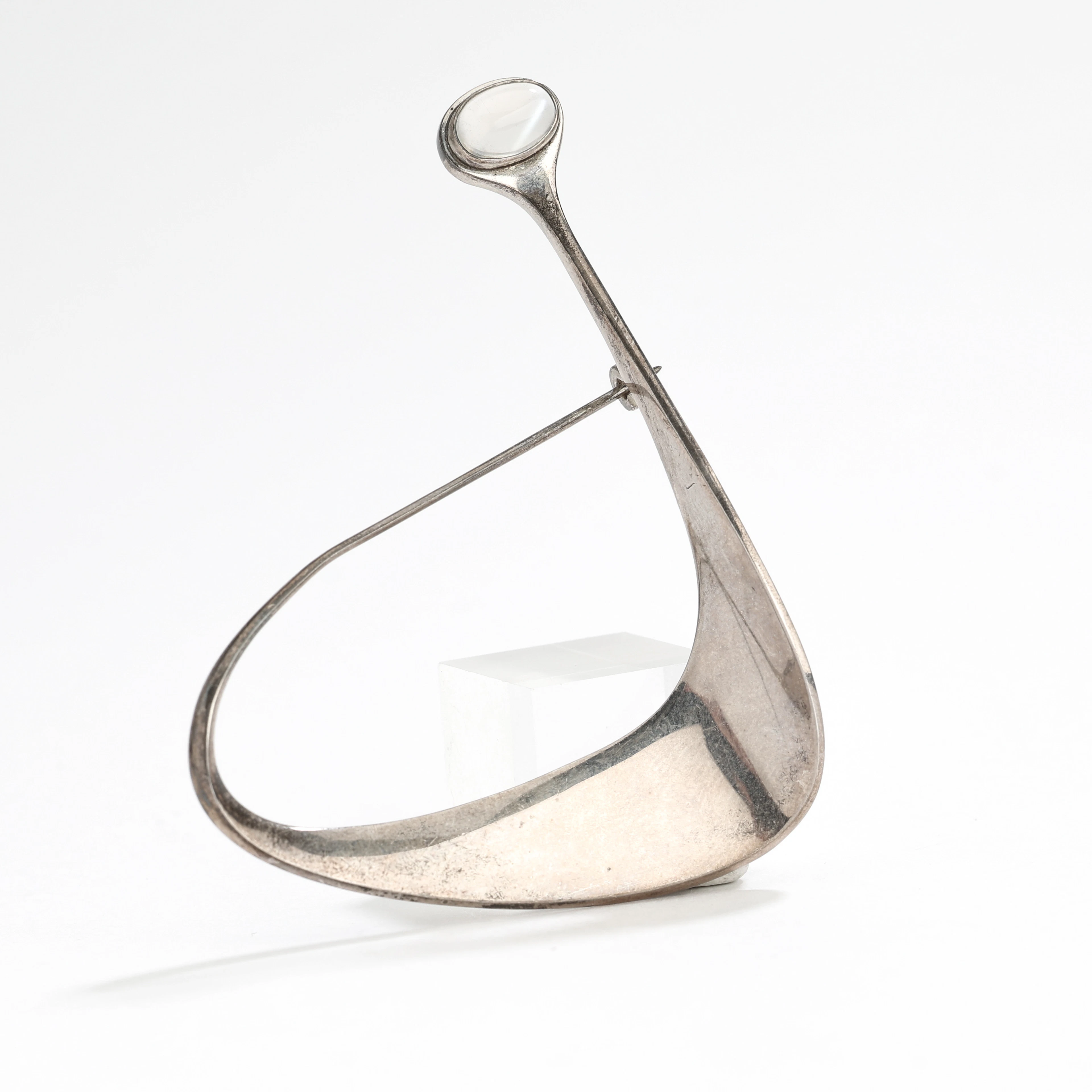 VIVIANNA TORUN BÜLOW-HÜBE. Brosch, sterlingsilver, månsten, dessin