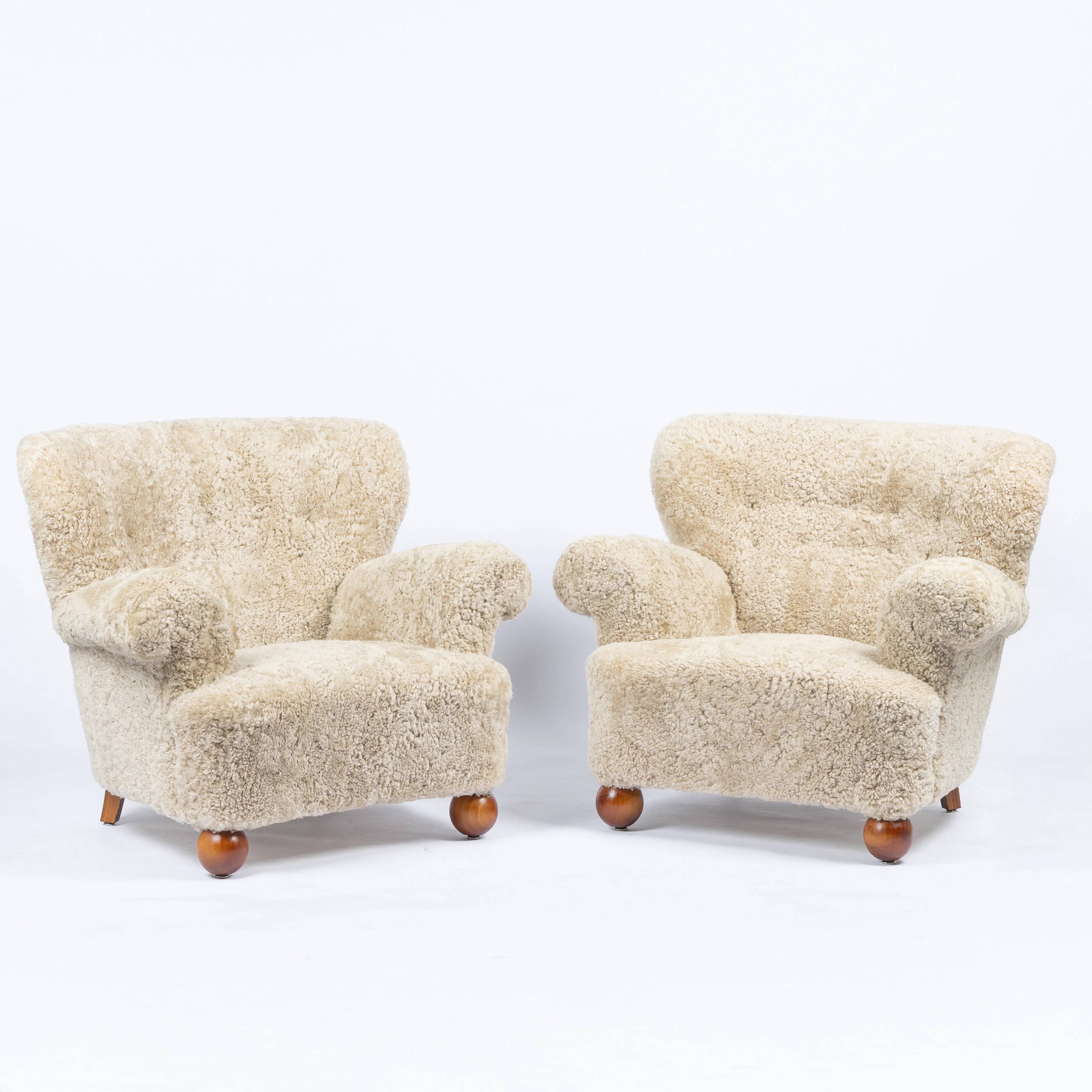 FÅTÖLJER, ett par, Swedish modern, 1940-tal, klädda i fårskinnspäls Sand.