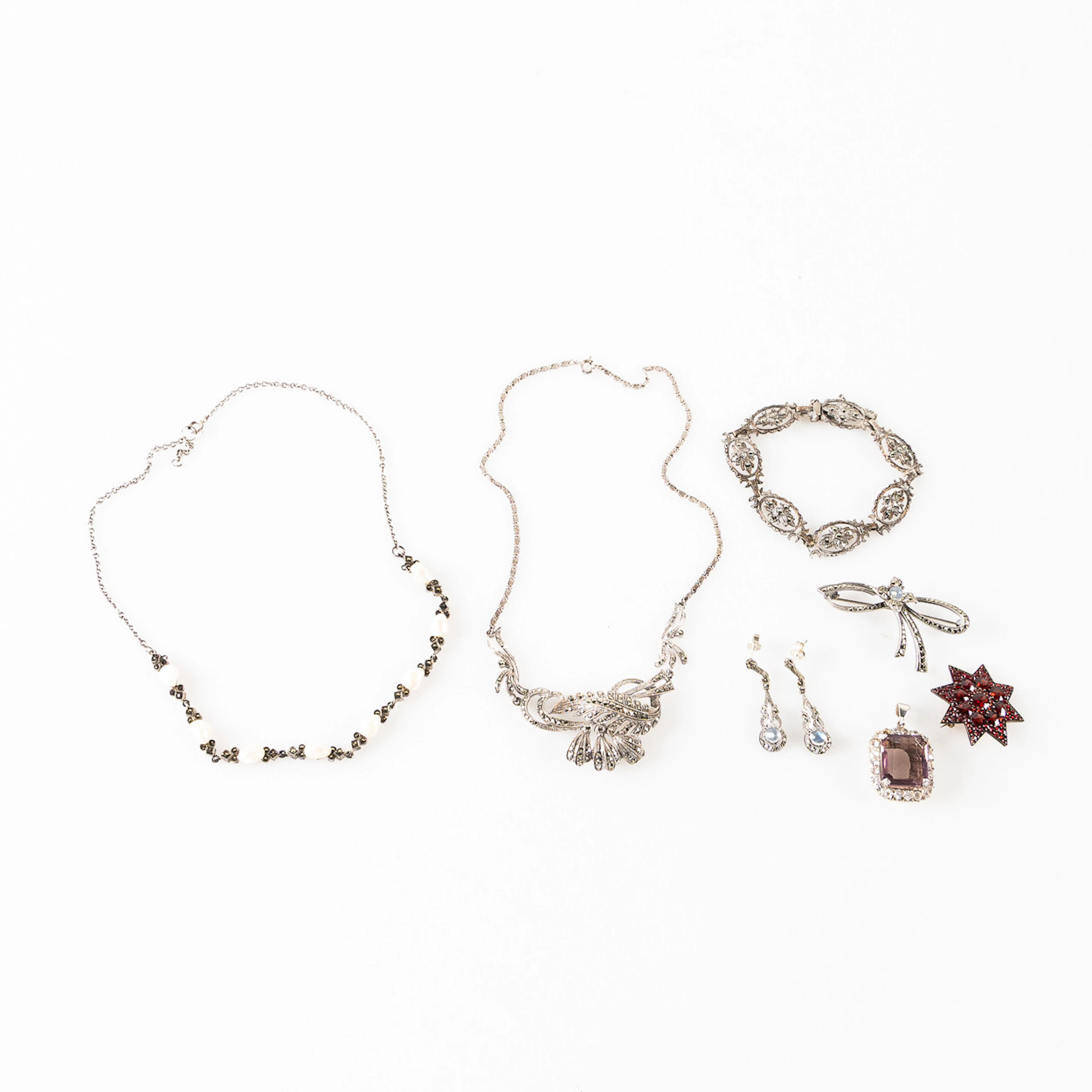 SMYCKESSET i silver och markasiter, omkring 1920/30, samt brosch med