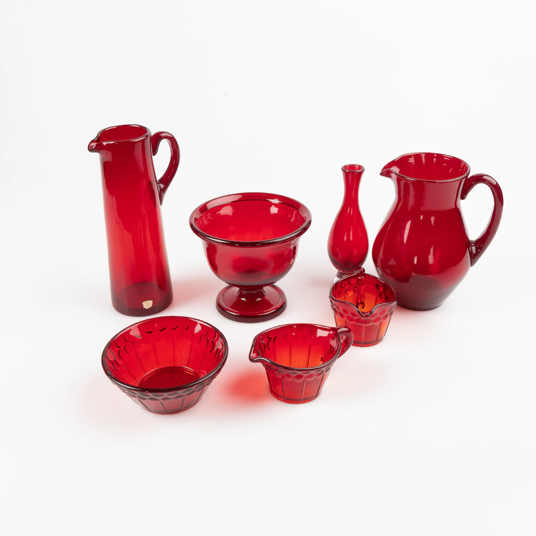 MONICA BRATT BL.A. Samling glas i rött, 7 delar, Reijmyre och Firma