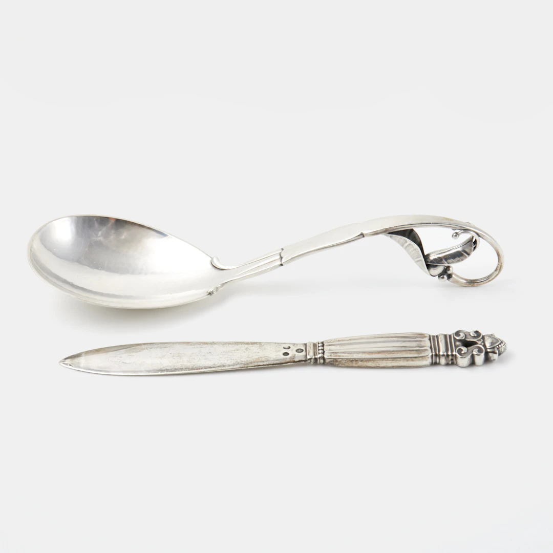 GEORG JENSEN samt JOHAN ROHDE, serveringssked nr. 141, formgiven av