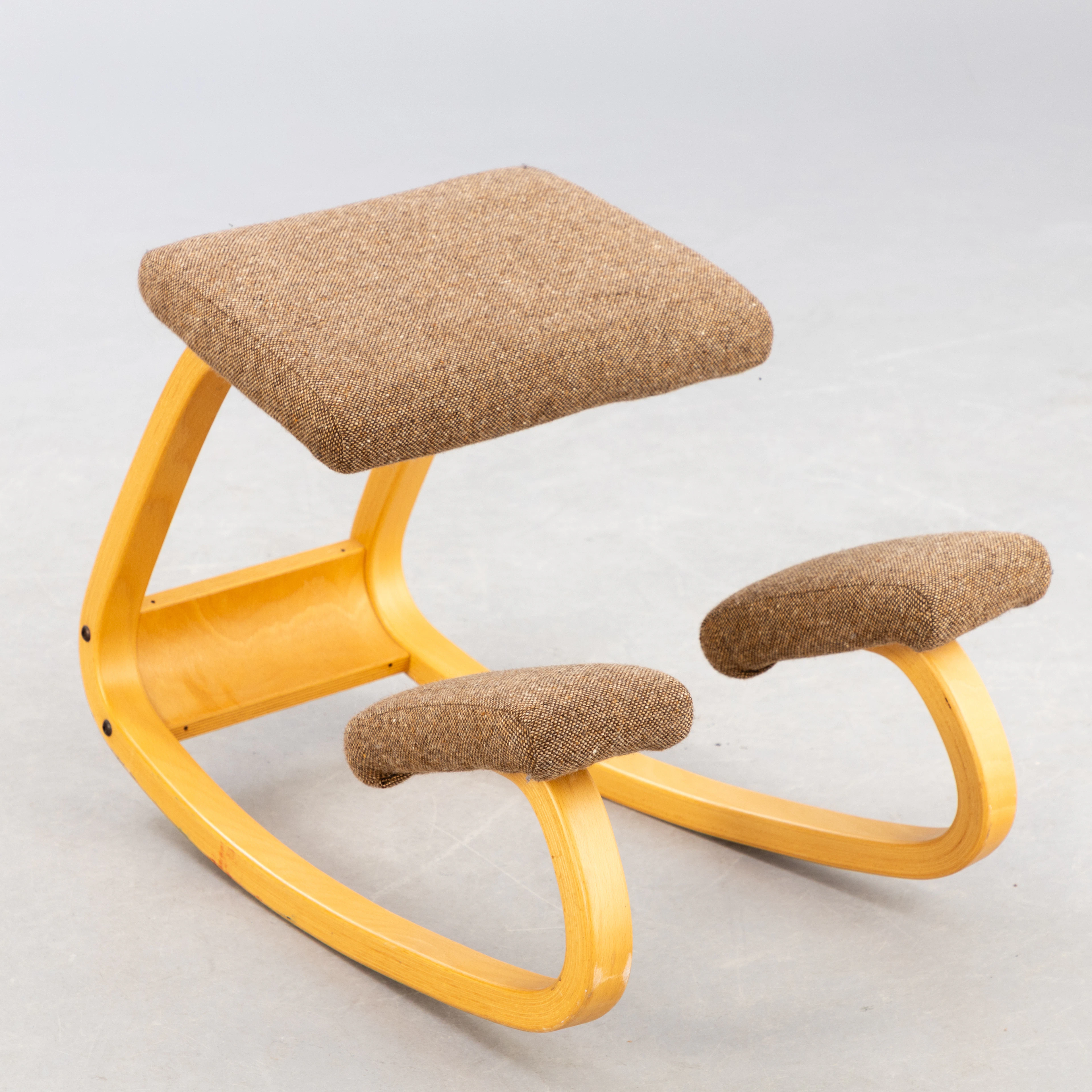 PETER OPSVIK. Hocker aus geformtem Buchenholz und Wollstoff, Stokke