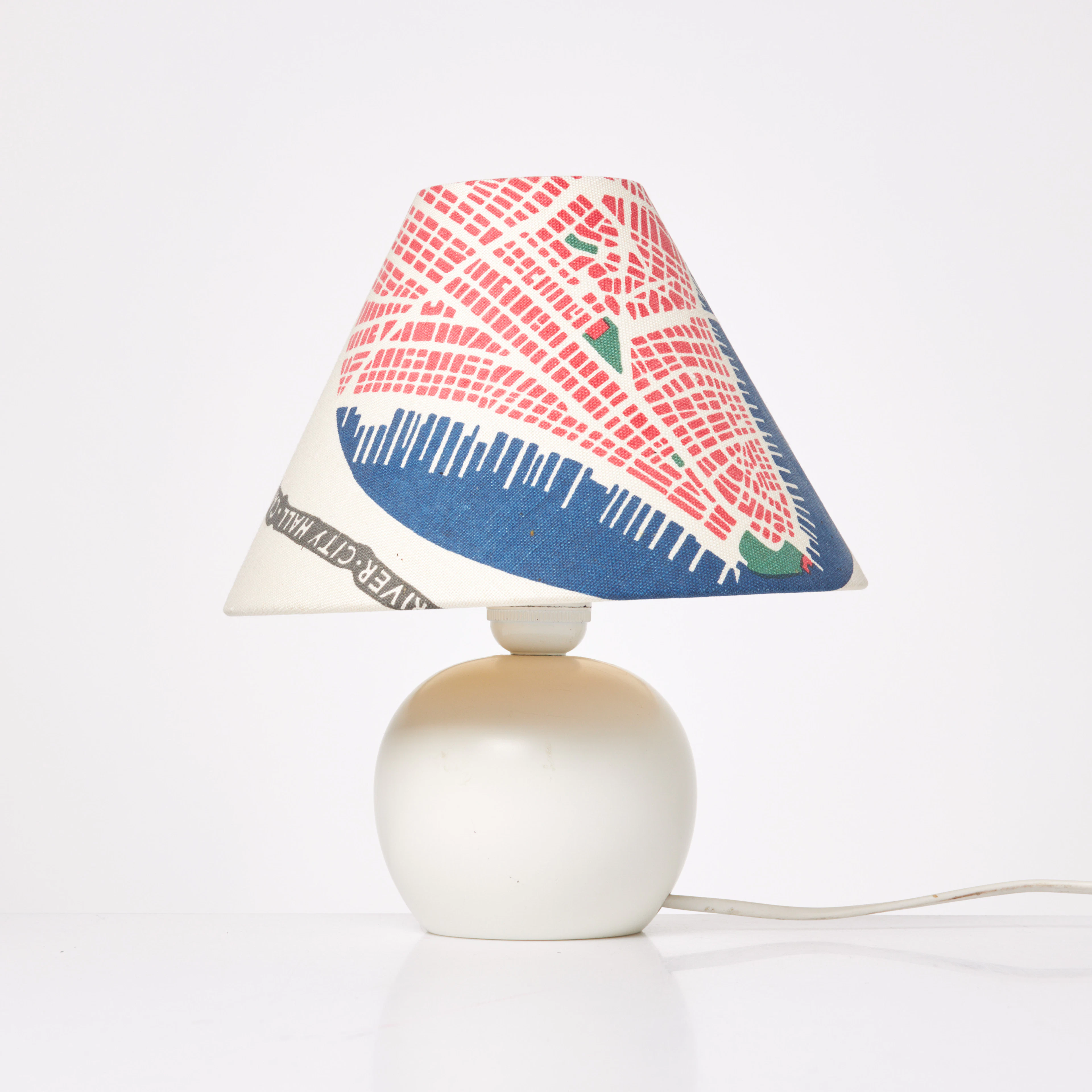 JOSEF FRANK. Bordslampa, modell 2575, Firma Svenskt Tenn, lackerat